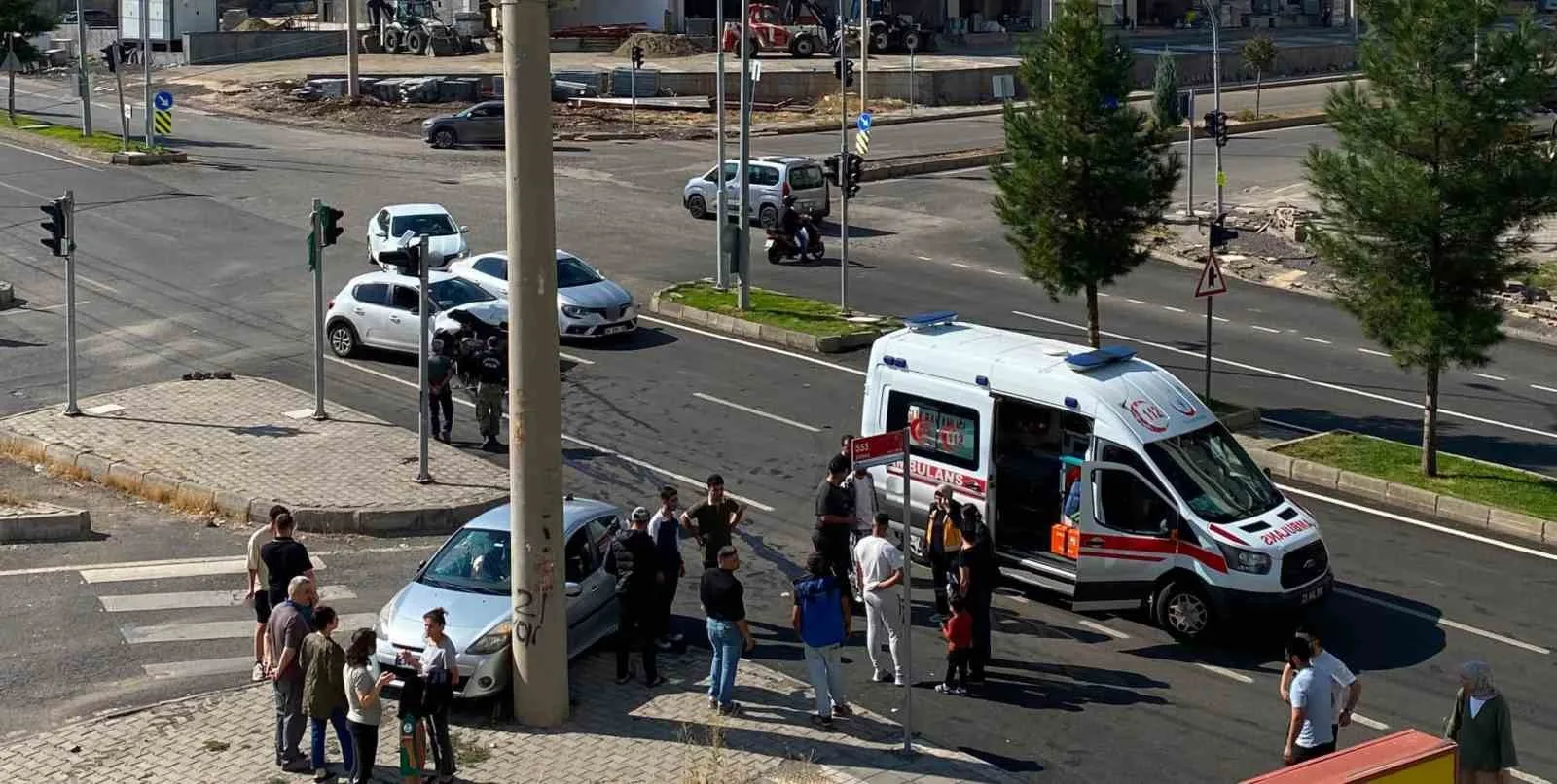 DİYARBAKIR’DA İKİ ARACIN ÇARPIŞMASI SONUCU MEYDANA GELEN TRAFİK KAZASINDA 3 KİŞİ YARALANDI. KAZADA YARALANAN 3 KİŞİ, İLK MÜDAHALELERİNİN ARDINDAN HASTANEYE KALDIRILDI.