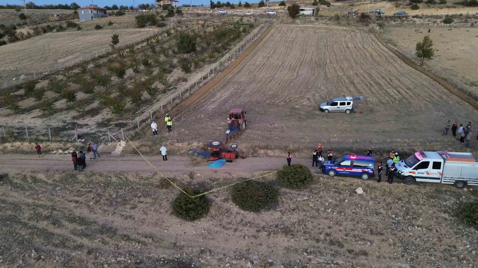 KARAMAN'DA KULLANDIĞI TRAKTÖRÜN DEVRİLMESİ SONUCU ALTINDA KALAN 55 YAŞINDAKİ SÜRÜCÜ HAYATINI KAYBETTİ.