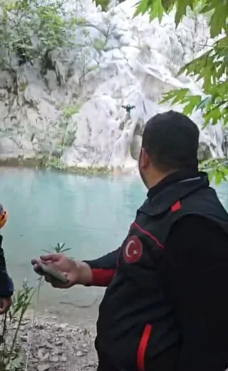 ISPARTA’NIN SÜTÇÜLER İLÇESİNDEKİ YAZILI KANYON’DA MAHSUR KALAN 10 İHH GÖNÜLLÜSÜNÜN KURTARILMASI ÇALIŞMALARINDA DRON İLE TELSİZ ULAŞTIRILMASI VE MAHSUR KALANLARLA İLK İLETİŞİM ANI CEP TELEFONU KAMERASINA YANSIDI.