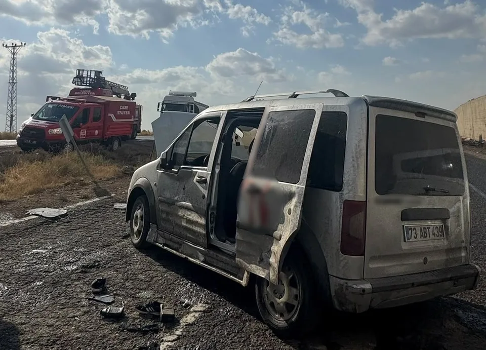 CİZRE’DE SÜRÜCÜSÜNÜN DİREKSİYON HAKİMİYETİNİ KAYBETTİĞİ KAMYONETİN TAKLA ATMASI SONUCU MEYDANA GELEN TRAFİK KAZASINDA AYNI AİLEDEN 2’Sİ ÇOCUK TOPLAM 6 KİŞİ YARALANDI.