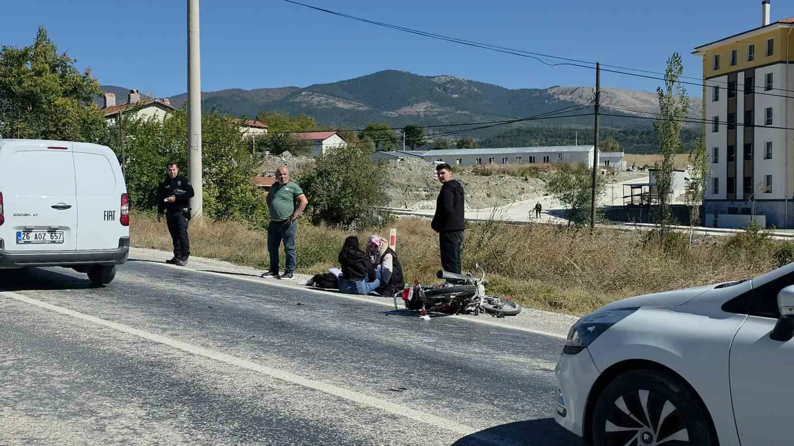 DOMANİÇ’TE OTOMOBİL İLE MOTOSİKLET ÇARPIŞTI: 1 GENÇ HAYATINI KAYBETTİ