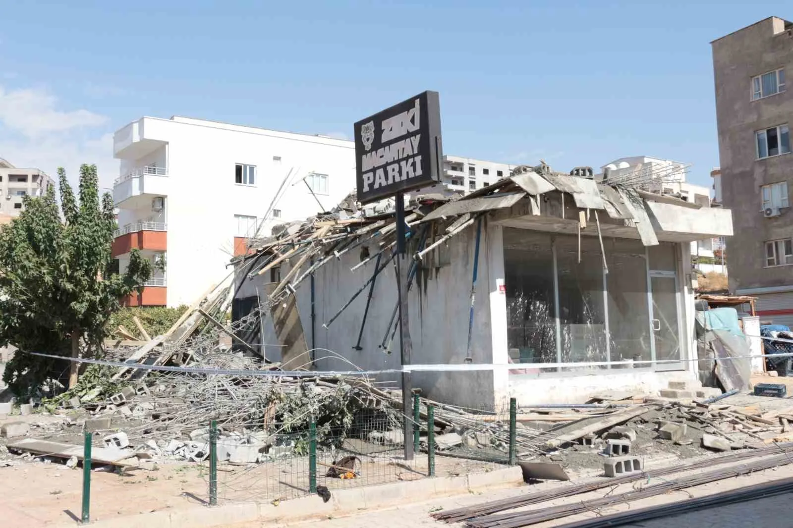 ŞIRNAK'IN CİZRE İLÇESİNDE İNŞAATTA MEYDANA GELEN GÖÇÜKTE 5 İŞÇİ BETON VE DEMİR YIĞINLARININ ALTINDA KALARAK YARALANDI.