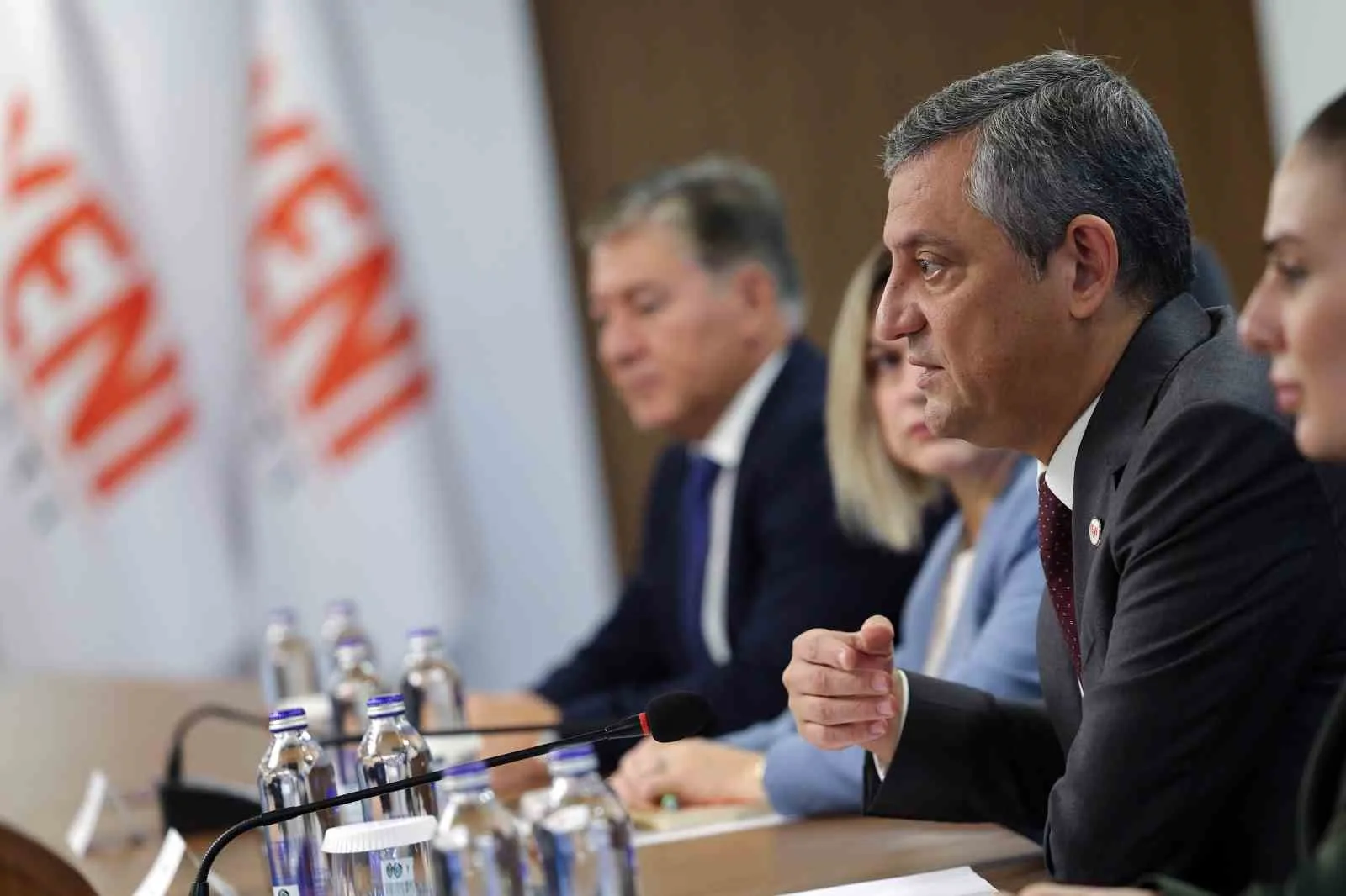 DEM PARTİ EŞ GENEL BAŞKANLARI TÜLAY HATİMOĞULLARI VE TUNCER BAKIRHAN, YENİ PARTİ GENEL BAŞKANI ÖZGÜR ÖZEL’İ YENİ PARTİ GENEL MERKEZİ’NDE ZİYARET ETTİ.