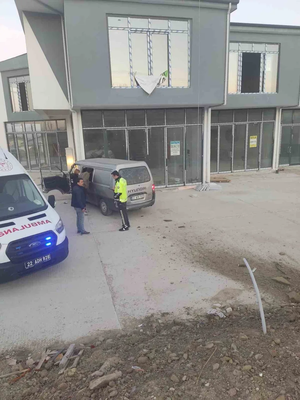 EDİRNE'NİN KEŞAN İLÇESİNDE POLİSİN 'DUR' İHTARINA UYMAYARAK KAÇAN KAMYONET, ÇEVRE YOLUNDA KONTROLDEN ÇIKARAK BİR İŞ YERİNİN DUVARINA ÇARPARKEN, KAZADA ARAÇTA BULUNAN 8 YABANCI UYRUKLU KİŞİDEN 5'İ YARALANDI.
