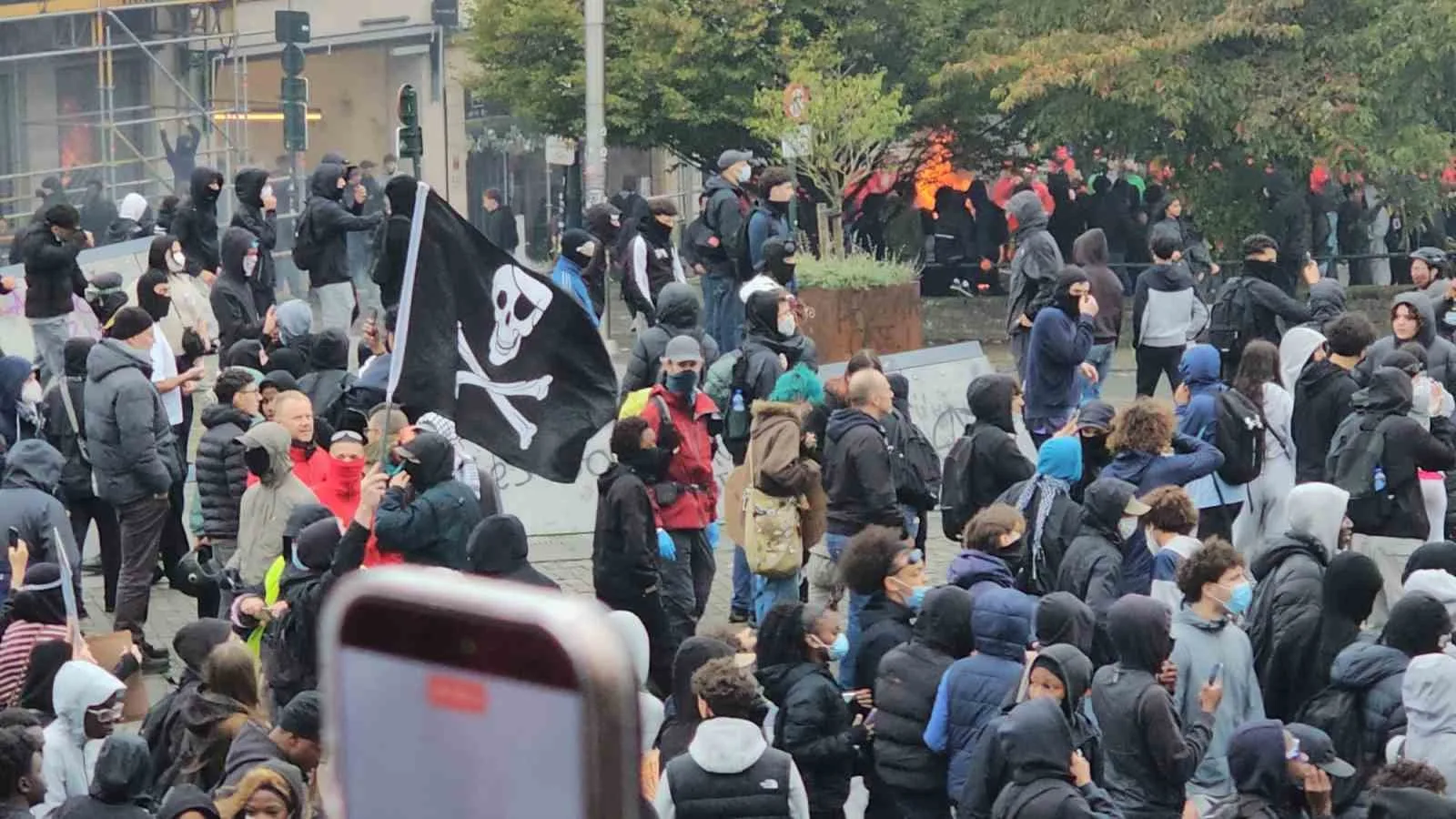 BELÇİKA'DA HÜKÜMETİN 2029 YILINA KADAR İHTİYACI OLAN 10 MİLYAR EUROYU BULMAK İÇİN HAZIRLADIĞI KEMER SIKMA POLİTİKALARI PROTESTO EDİLDİ. ÖĞRENCİ GRUPLARININ DA KATILDIĞI PROTESTOLARDA POLİS VE GÖSTERİCİLER ARASINDA YAŞANAN ARBEDE ŞEHRİ SAVAŞ ALANINA ÇEVİRDİ.