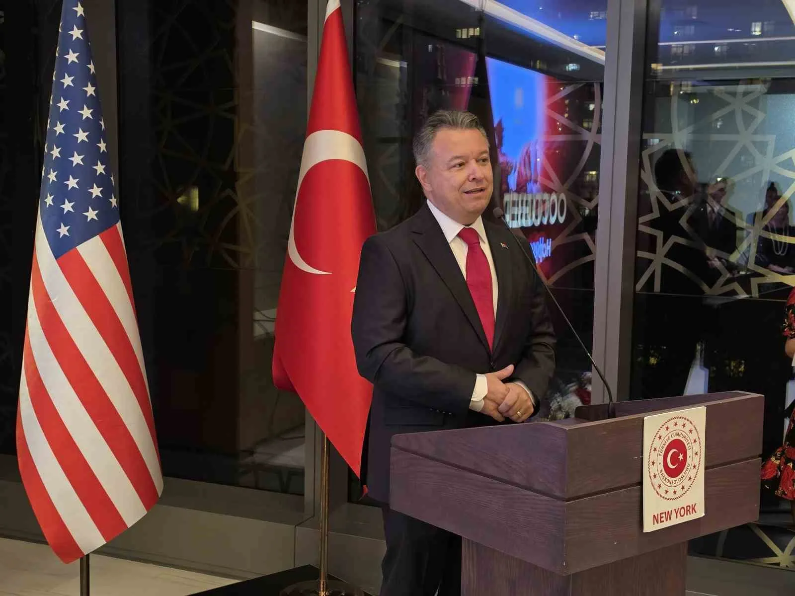 YAZAL, ABD'DEKİ TÜRK TOPLUMUNUN GİDEREK GÜÇLENEN VARLIĞINA VE GÖRÜNÜRLÜĞÜNE DİKKAT ÇEKEREK, "CUMHURİYETİMİZİN HER YILINI DAHA DA BÜYÜK, DAHA DA GÖRÜNÜR HALE GELEN BİR TÜRK TOPLUMUYLA, DAHA DA COŞKUYLA KUTLAYALIM" DEDİ.
