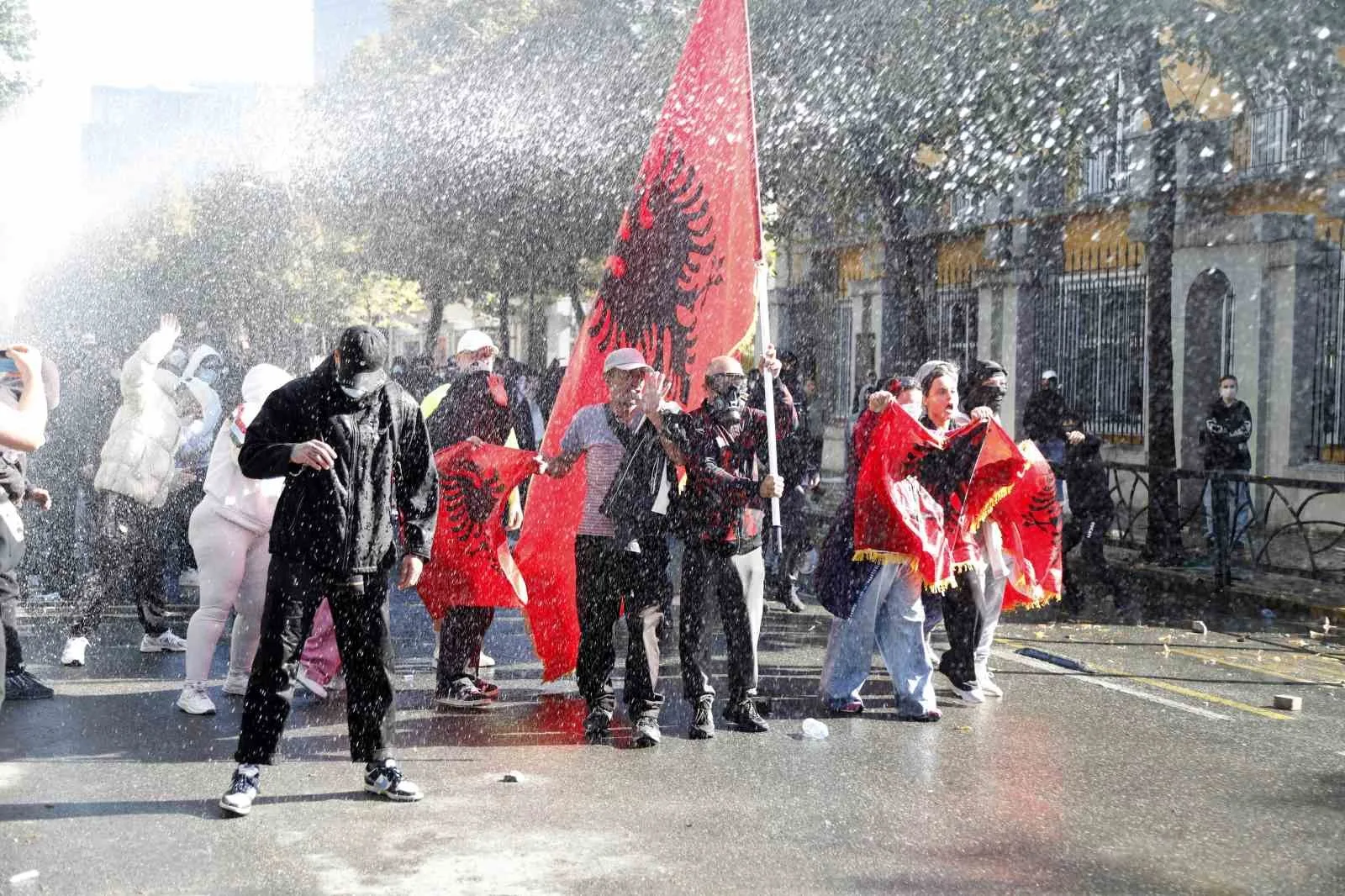 BAŞBAKAN EDİ RAMA'NIN İSTİFASINI İSTEYEN GÖSTERİCİLER, BAŞKENT TİRAN'DA EĞİTİM BAKANLIĞI BİNASINA YÜRÜDÜ, EKONOMİ BAKANLIĞI'NIN KAPISINI ATEŞE VERMEYE ÇALIŞTI.