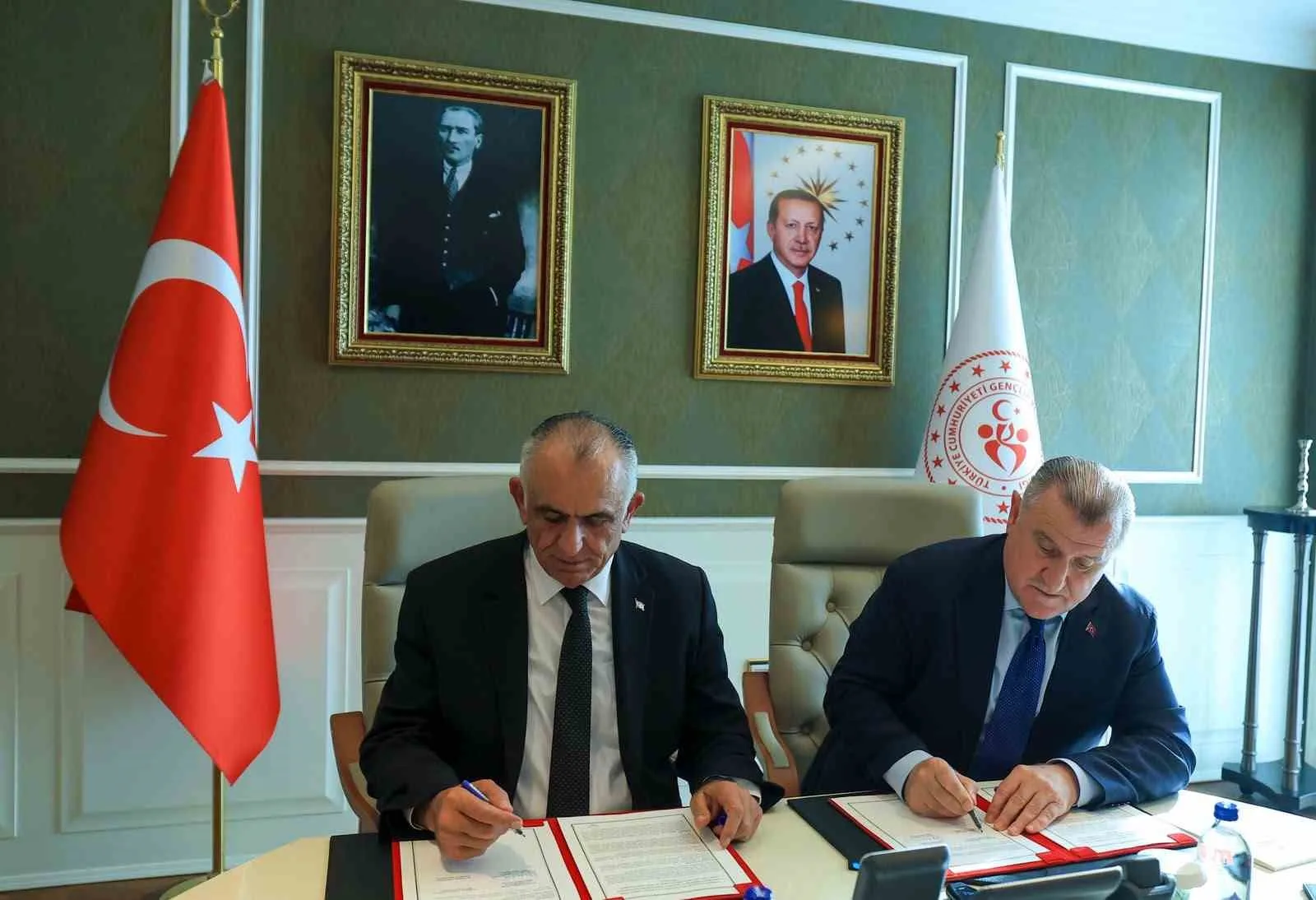 GENÇLİK VE SPOR BAKANI OSMAN AŞKIN BAK İLE KUZEY KIBRIS TÜRK CUMHURİYETİ (KKTC) MİLLİ EĞİTİM BAKANI NAZIM ÇAVUŞOĞLU, KKTC’DE 2 YÜKSEKÖĞRENİM ÖĞRENCİ YURDU YAPILMASINA İLİŞKİN İŞBİRLİĞİ PROTOKOLÜNÜ İMZALADI.