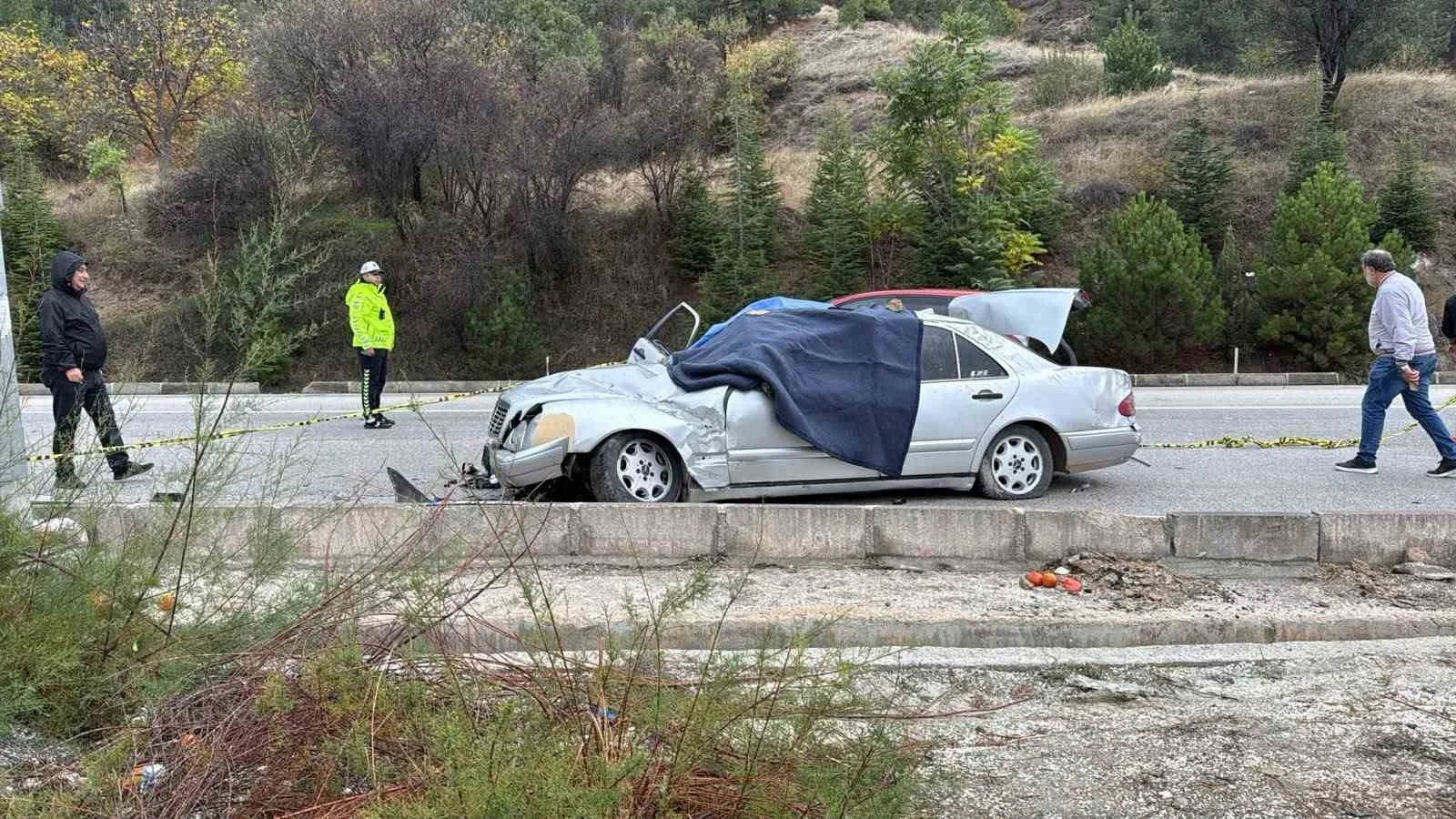 BURDUR-ANTALYA KARA YOLUNDA OTOMOBİLİNİN BARİYERLERE ÇARPMASI SONUCU MEYDANA GELEN TRAFİK KAZASINDA, OTOMOBİL SÜRÜCÜSÜ HAYATINI KAYBEDERKEN ARAÇTA BULUNAN 4 KİŞİ YARALANDI.