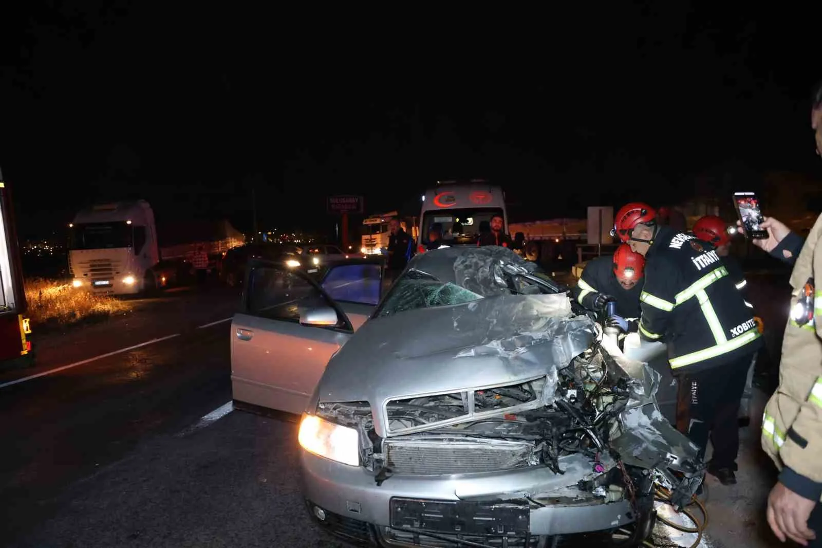 NEVŞEHİR’DE TIR İLE OTOMOBİLİN ÇARPIŞTIĞI KAZADA, OTOMOBİL SÜRÜCÜSÜ İLE OTOMOBİLDE BULUNAN BİR KADIN HAYATINI KAYBETTİ.