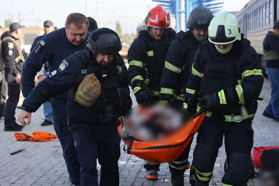 RUSYA ORDUSUNUN UKRAYNA'NIN DNİPRO KENTİNDEKİ ANA TREN İSTASYONUNA GERÇEKLEŞTİRDİĞİ SALDIRI SONUCU 13 KİŞİ HAYATINI KAYBETTİ, 10 KİŞİ YARALANDI.
