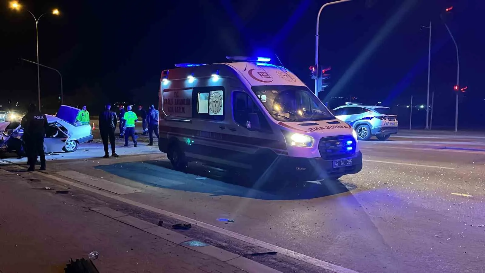 KONYA’DA 2 OTOMOBİLİN ÇARPIŞMASI SONUCU MEYDANA GELEN KAZADA 5 KİŞİ YARALANDI.