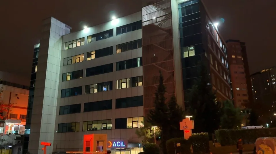 BEYLİKDÜZÜ'NDEKİ BİR MEKANDA SAHNE ALAN ŞARKICI HAKKI BULUT FENALAŞARAK HASTANEYE KALDIRILDI.