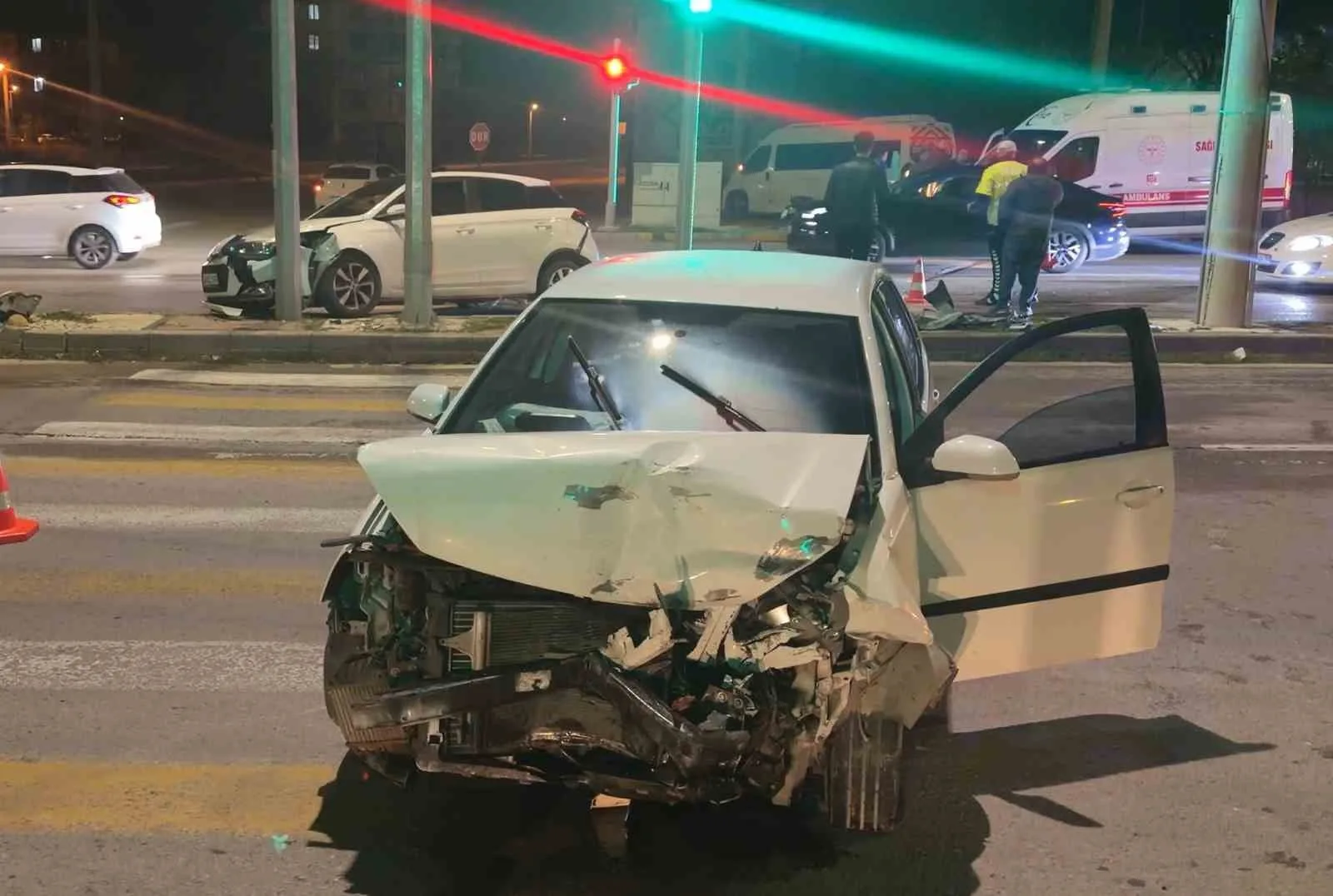AKSARAY’DA 3 ARAÇ İLE BİR MOTOSİKLETİN KARIŞTIĞI ZİNCİRLEME TRAFİK KAZASINDA 3 KİŞİ HAFİF ŞEKİLDE YARALANDI, BİR SÜRÜCÜ OLAY YERİNDEN KAÇARAK FİRAR ETTİ.