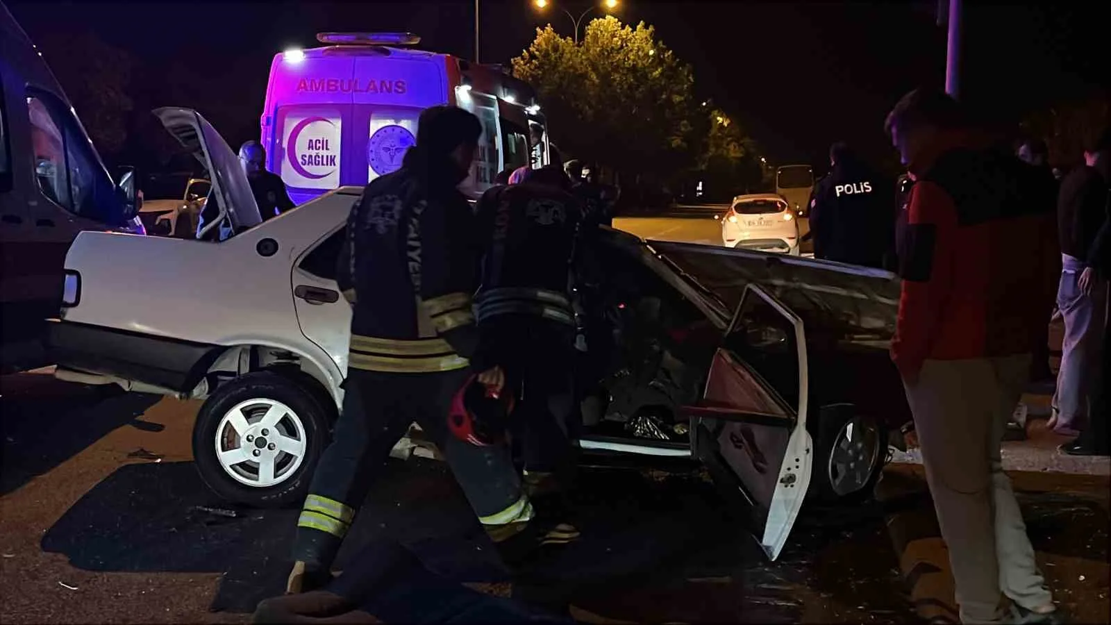 KONYA’DA 2 OTOMOBİLİN ÇARPIŞMASI SONUCU MEYDANA GELEN KAZADA 5 KİŞİ YARALANDI.