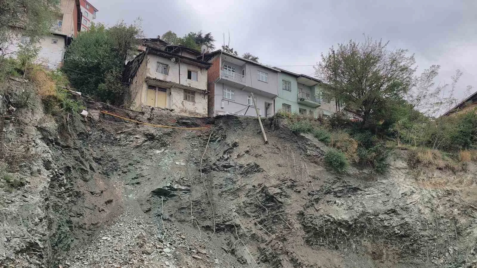 TOKAT’TA BİR İNŞAAT ALANININ YANINDA BULUNAN YOLUN ÇÖKMESİ ÜZERİNE İKİ KATLI APARTMAN TEDBİR AMACIYLA BOŞALTILDI.