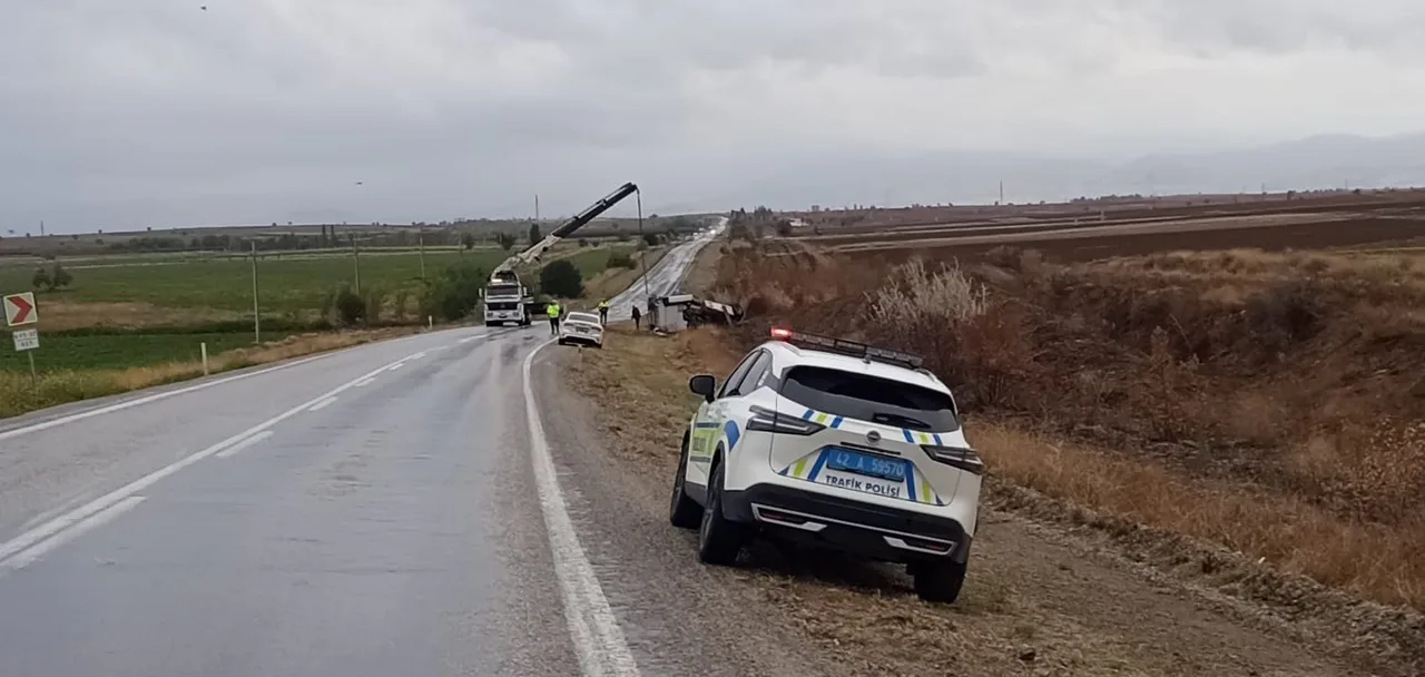 KONYA’NIN BEYŞEHİR İLÇESİNİ ANTALYA VE ISPARTA’YA BAĞLAYAN KARA YOLLARINDA MEYDANA GELEN ÜÇ AYRI TRAFİK KAZASINDA 6 KİŞİ YARALANDI.