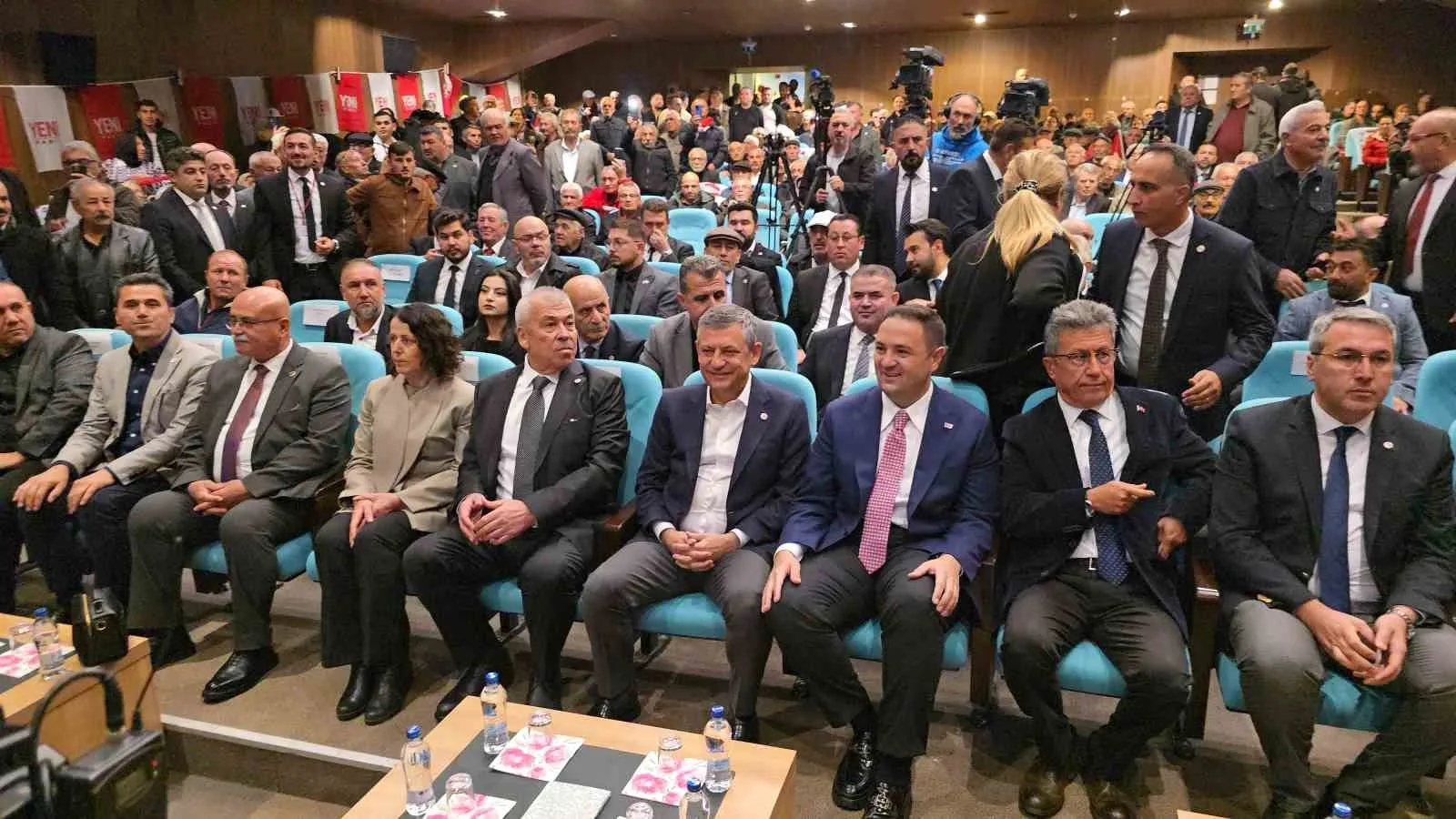 YOZGAT BÜYÜK SİNEMA KÜLTÜR MERKEZİ'NDE DÜZENLENEN İL BAŞKANLIĞI SEÇİMİ ÖNCESİNDE PARTİLİLER VE VATANDAŞLARLA BİR ARAYA GELEREK SALONU DOLDURAN KALABALIĞA HİTAP EDEN ÖZEL, GÜNCEL SİYASET VE YENİ PARTİ'YE DAİR DEĞERLENDİRMELERDE BULUNDU.