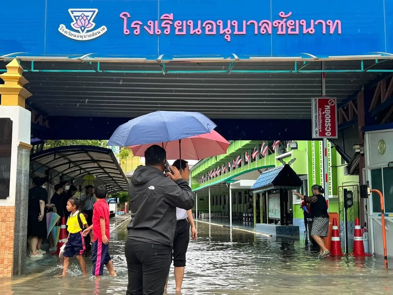 TAYLAND'IN BAŞKENTİ BANGKOK'TA 48 SAATİ AŞKIN SÜREDİR ETKİLİ OLAN ŞİDDETLİ YAĞIŞLARIN YOL AÇTIĞI SEL NEDENİYLE 50 İLÇENİN TAMAMI AFET BÖLGESİ İLAN EDİLDİ.