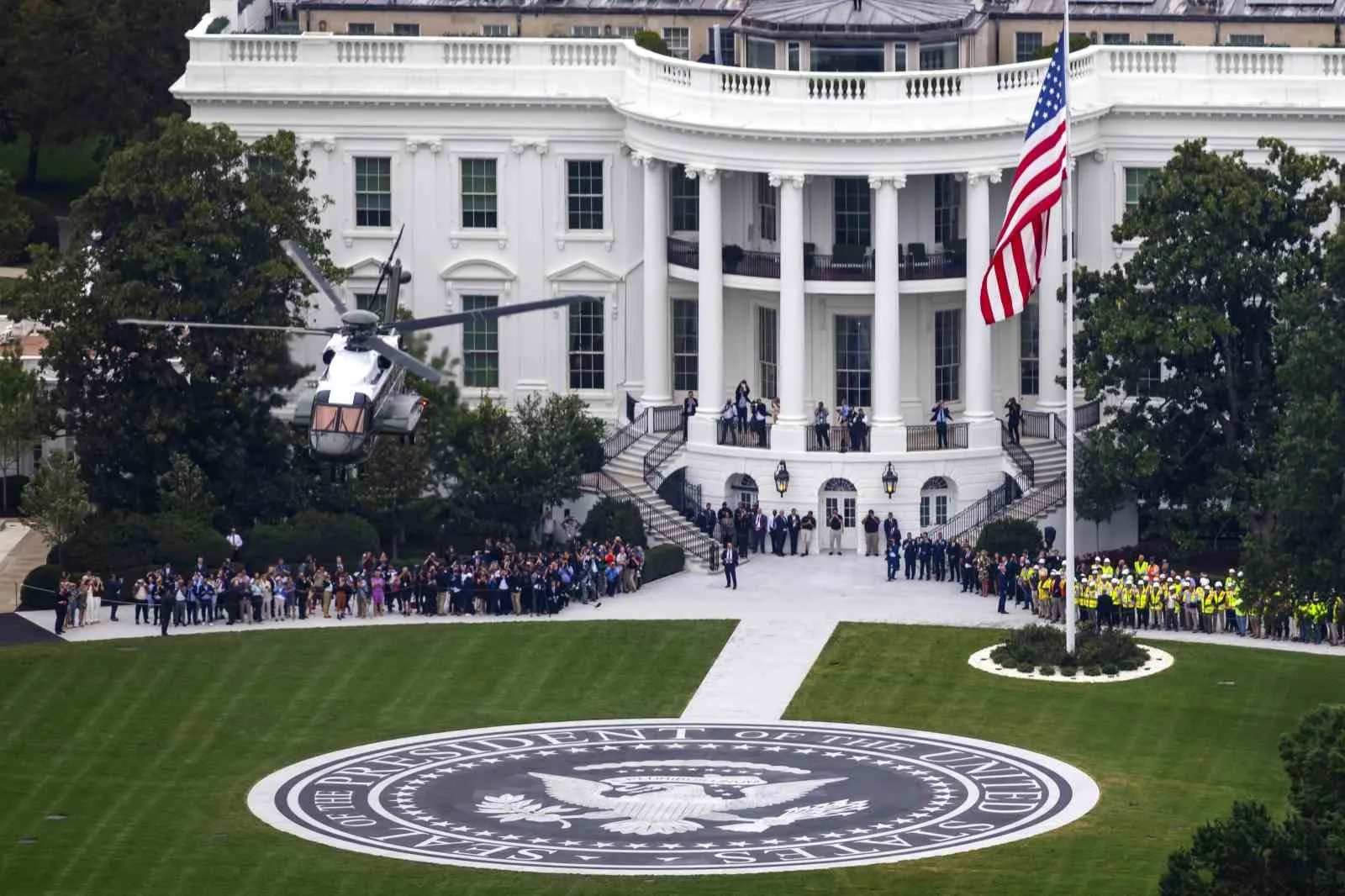 ABD'DE MAHKEME, BAŞKAN DONALD TRUMP'IN CNN, MS NOW VE POLİTİCO'NUN BEYAZ SARAY'A GİRİŞİNE GETİRDİĞİ YASAĞIN "HUKUKA AYKIRI" OLDUĞUNU BELİRTEREK, GAZETECİLERİN YENİDEN ERİŞİMİNİN SAĞLANMASI YÖNÜNDE GEÇİCİ TEDBİR KARARI VERDİ.