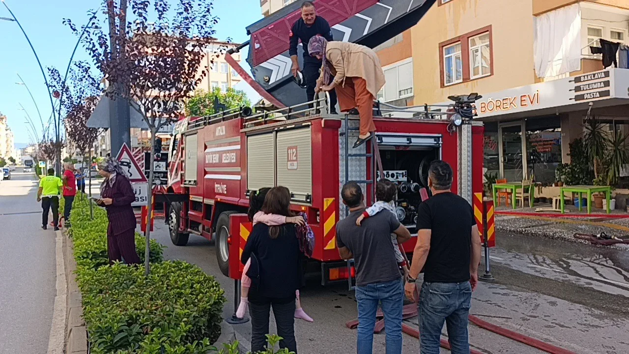 YANGINDA APARTMANDA MAHSUR KALAN 2'Sİ ÇOCUK 4 KİŞİ İTFAİYE EKİPLERİ TARAFINDAN KURTARILDI.