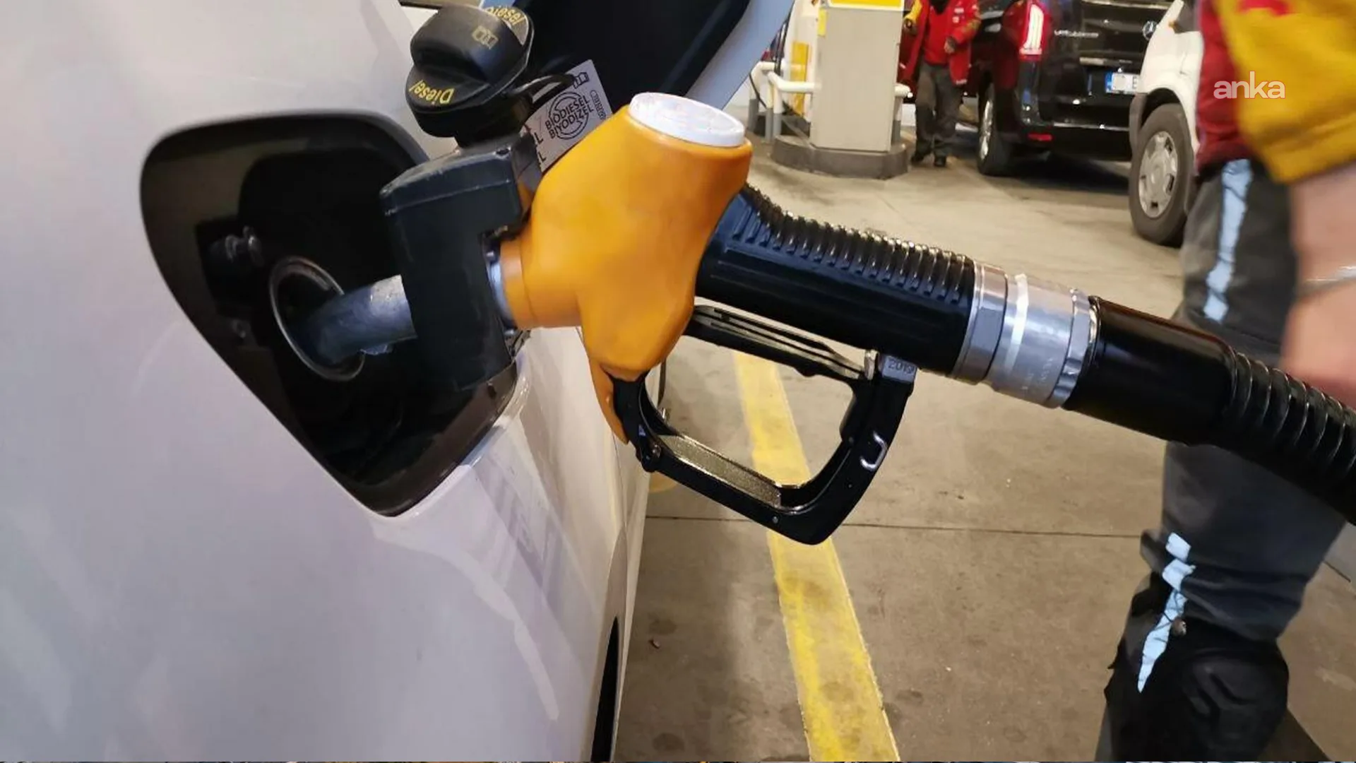 Motorine bu gece yarısı 2 TL 22 kuruş indirim bekleniyor