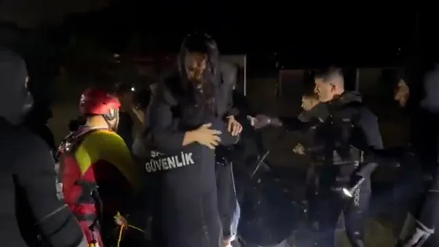 SARIYER İLÇESİ AYAZAĞA MAHALLESİ’NDEKİ STÜDYODA MAHSUR KALAN OYUNCU DEMET ÖZDEMİR, SAHİL GÜVENLİK EKİPLERİ TARAFINDAN KURTARILDI.