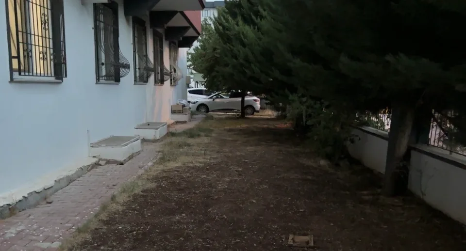 GAZİANTEP'TE PSİKOLOJİK SORUNLARI OLDUĞU İDDİA EDİLEN KADININ ARDINDAN KOCASI VE 5 YAŞINDAKİ ÇOCUKLARI DA 2. KATTAKİ EVLERİNİN PENCERESİNDEN AŞAĞI ATLADI.