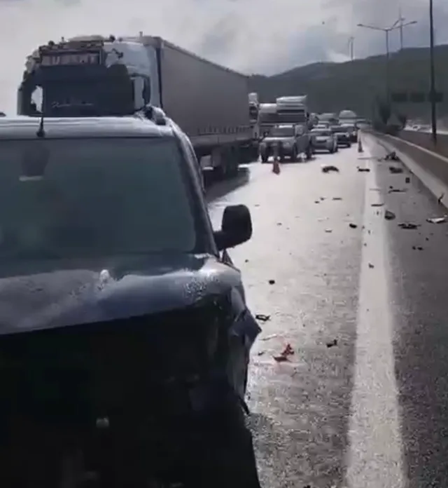 TARSUS-ADANA-GAZİANTEP OTOYOLU'NDA YOĞUN YAĞIŞ NEDENİYLE ÇOK SAYIDA ARACIN KARIŞTIĞI ZİNCİRLEME TRAFİK KAZASINDA 8 KİŞİ YARALANDI.