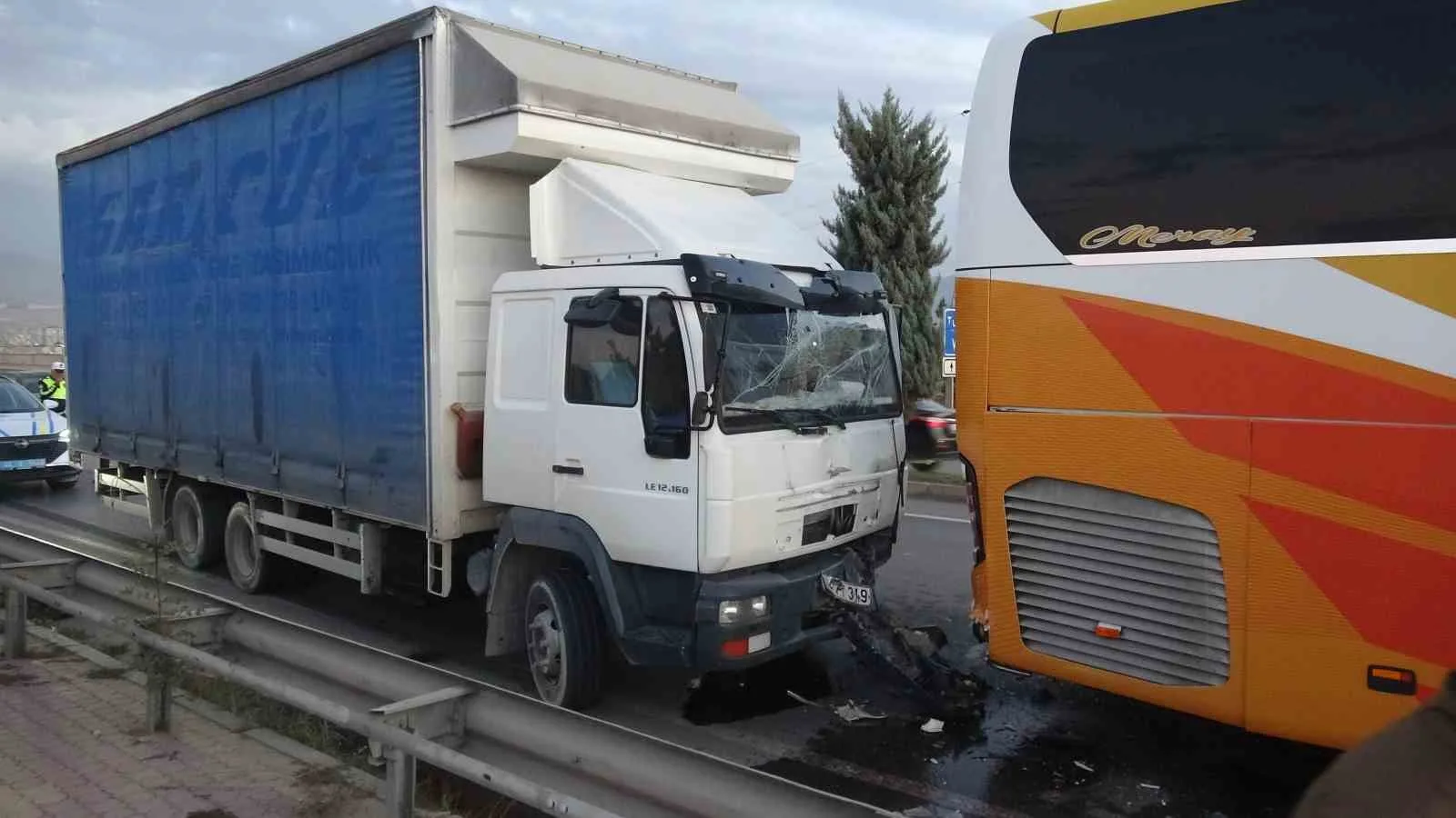 MALATYA'DA YOLCU OTOBÜSÜ İLE NAKLİYE KAMYONUNUN ÇARPIŞTIĞI KAZADA YARALANAN OLMAZKEN, KAZA NEDENİYLE VİYADÜKTE TRAFİK YAKLAŞIK 1 SAAT KONTROLLÜ OLARAK SAĞLANDI.