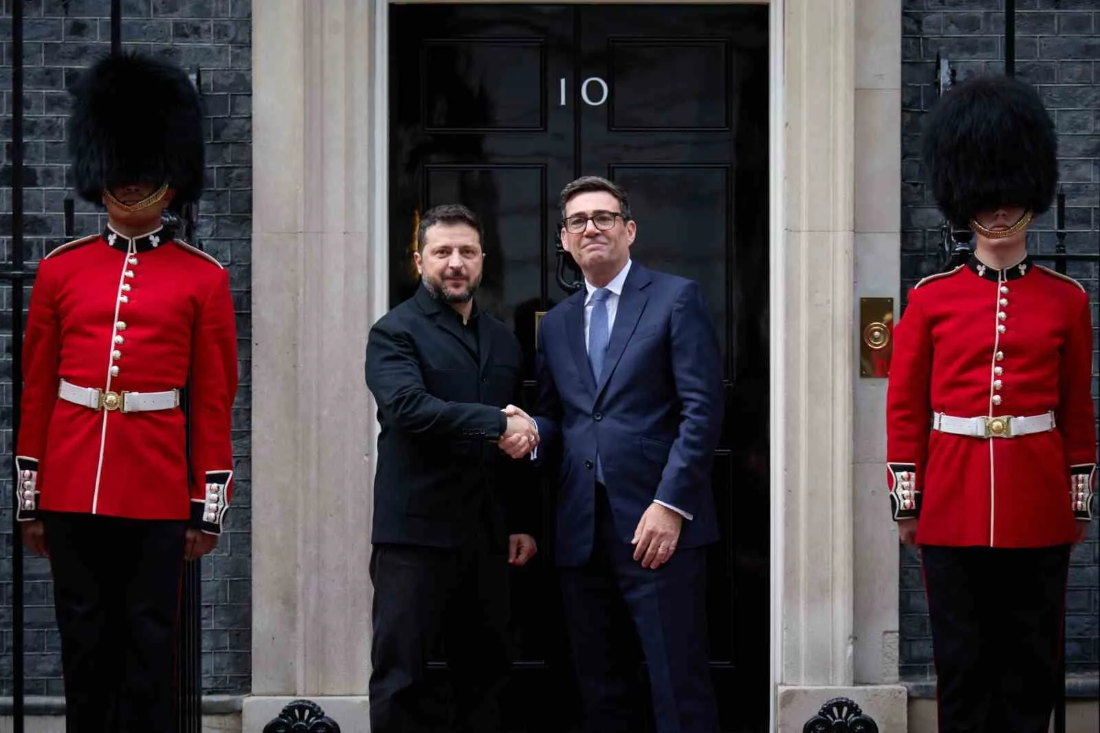 İNGİLTERE BAŞBAKANI BURNHAM, BAŞKENT LONDRA’DAKİ BAŞBAKANLIK KONUTUNDA UKRAYNA DEVLET BAŞKANI VLADİMİR ZELENSKİY İLE BİR ARAYA GELDİ.
