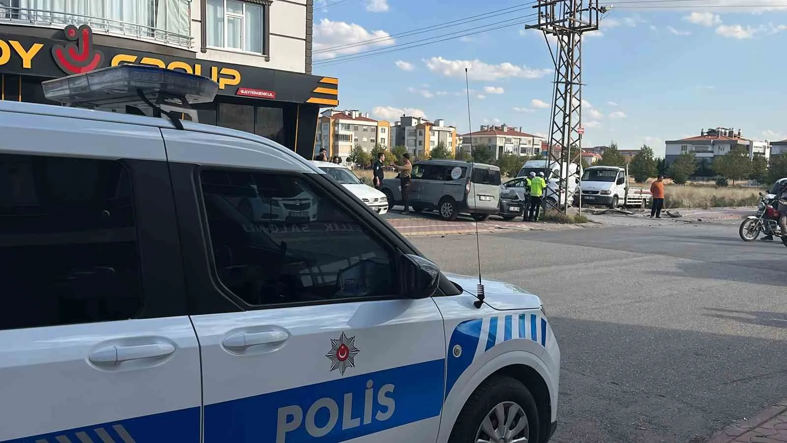KONYA'DA REHABİLİTASYON MERKEZİ SERVİS MİNİBÜSÜ İLE OTOMOBİLİN ÇARPIŞMASI SONUCU 8'İ ÇOCUK 9 KİŞİ YARALANDI.