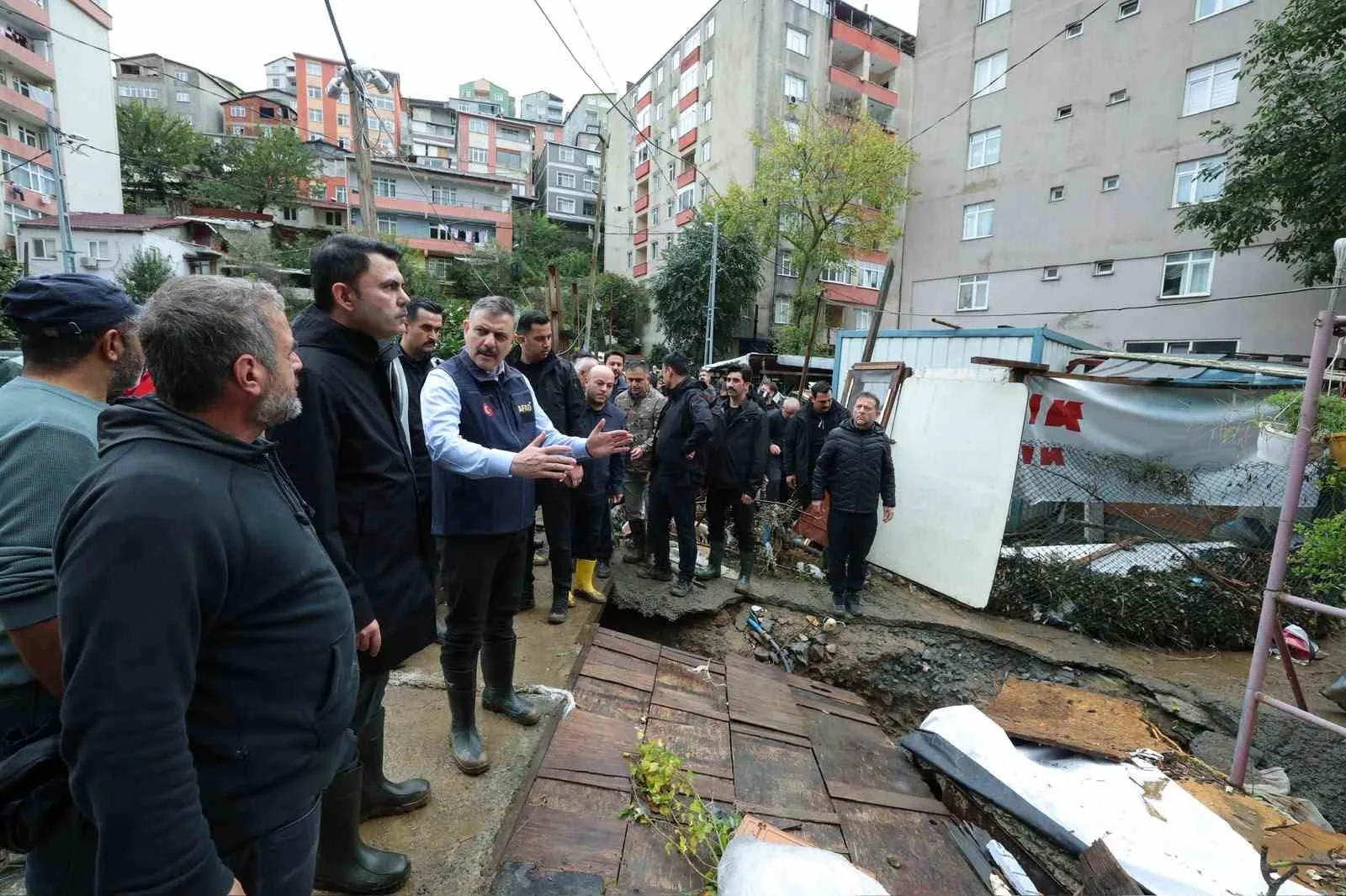 ÇEVRE, ŞEHİRCİLİK VE İKLİM DEĞİŞİKLİĞİ BAKANI MURAT KURUM İLE İÇİŞLERİ BAKANI MUSTAFA ÇİFTÇİ, SEL FELAKETİNİN YAŞANDIĞI SARIYER AYAZAĞA'DA İNCELEMELERDE BULUNDU.