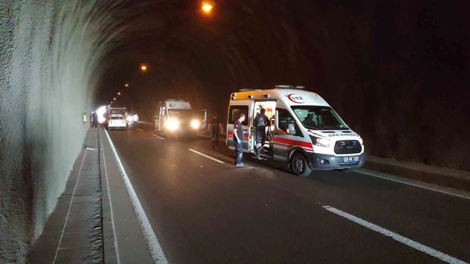 GİRESUN’UN EYNESİL İLÇESİNDE BULUNAN TÜNELDE HAFİF TİCARİ ARAÇ İLE KAMYONUN ÇARPIŞMASI SONUCU MEYDANA GELEN TRAFİK KAZASINDA 3 KİŞİ YARALANDI.