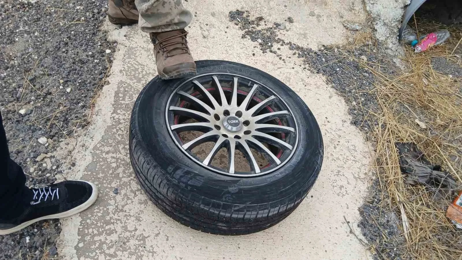 ŞANLIURFA'NIN BOZOVA İLÇESİNDE DÜZ YOLDA SEYİR HALİNDEYKEN LASTİĞİ KOPTUĞU İÇİN TAKLA ATAN FİAT TOFAŞ MARKA OTOMOBİLDEKİ 5 KİŞİ YARALANDI.