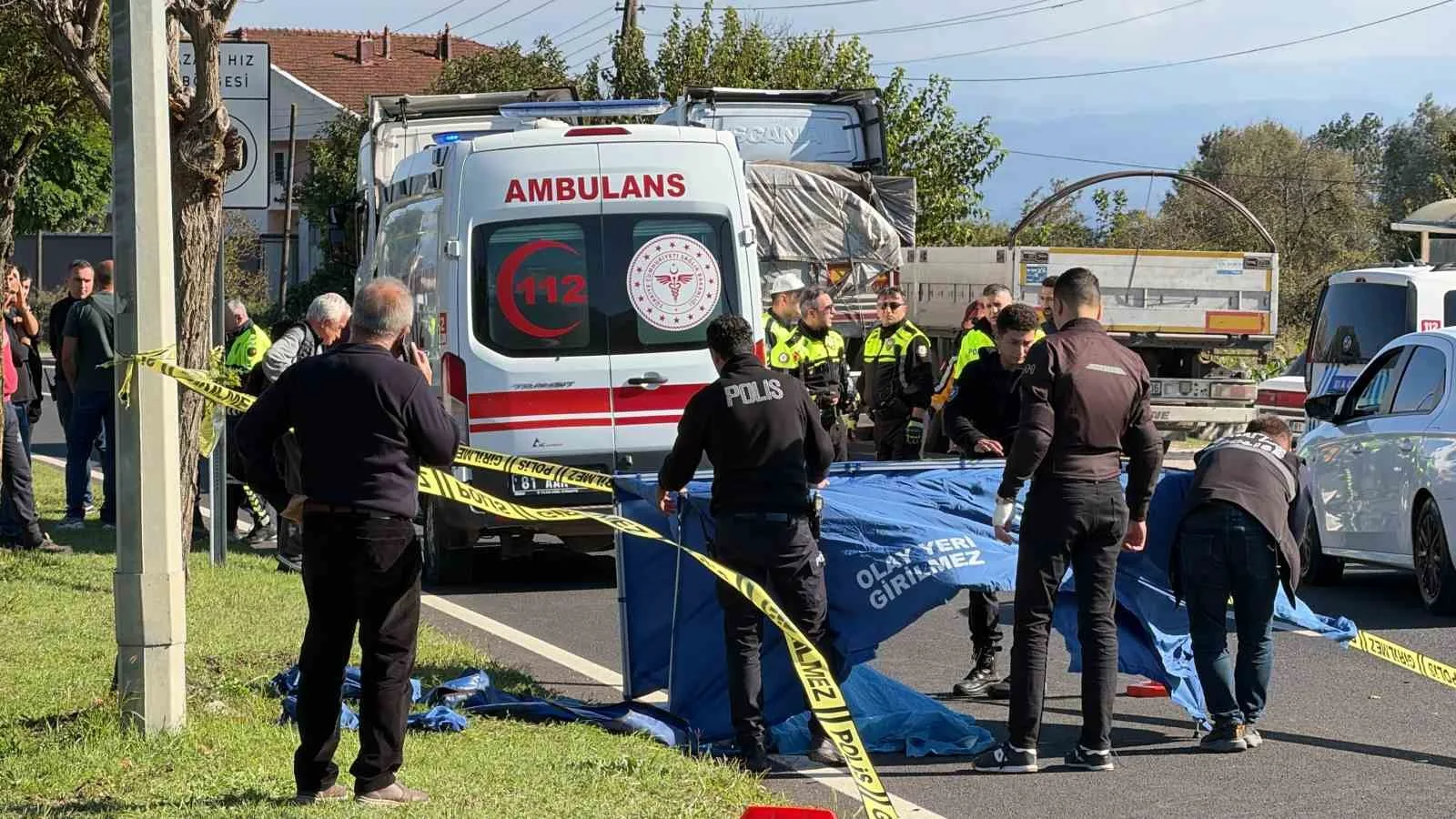 AĞIR YARALANAN MOTOSİKLET SÜRÜCÜSÜ İSA P. İSE HASTANEYE KALDIRILARAK TEDAVİ ALTINA ALINDI. ACI HABERİ ALAN GÜRDAL'IN YAKINLARI DA OLAY YERİNE GELDİ.