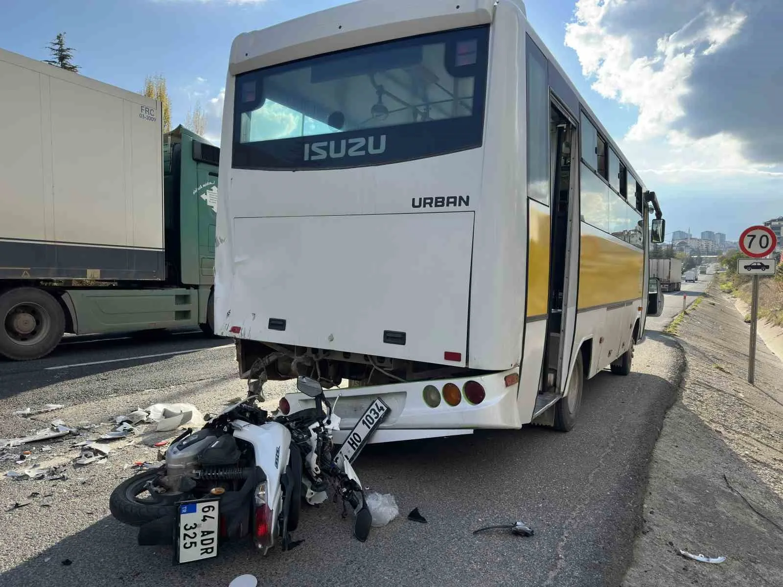 UŞAK'TA MOTOSİKLETİN ÖZEL HALK OTOBÜSÜNE ARKADAN ÇARPMASI SONUCU MEYDANA GELEN KAZADA 1 KİŞİ HAYATINI KAYBETTİ, 1 KİŞİ AĞIR YARALANDI.