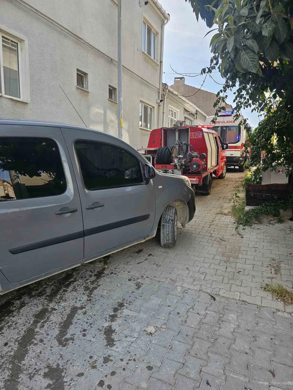 İHBAR ÜZERİNE ADRESE SAĞLIK, İTFAİYE VE EMNİYET EKİPLERİ SEVK EDİLDİ.