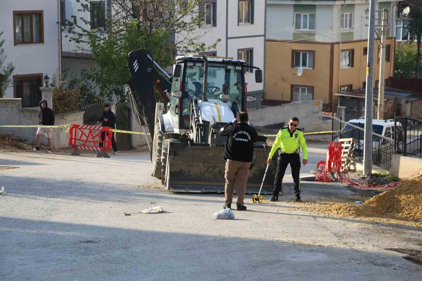 KASTAMONU'DA GERİ MANEVRA YAPAN İŞ MAKİNESİNİN ÇARPTIĞI KADIN HAYATINI KAYBETTİ.
