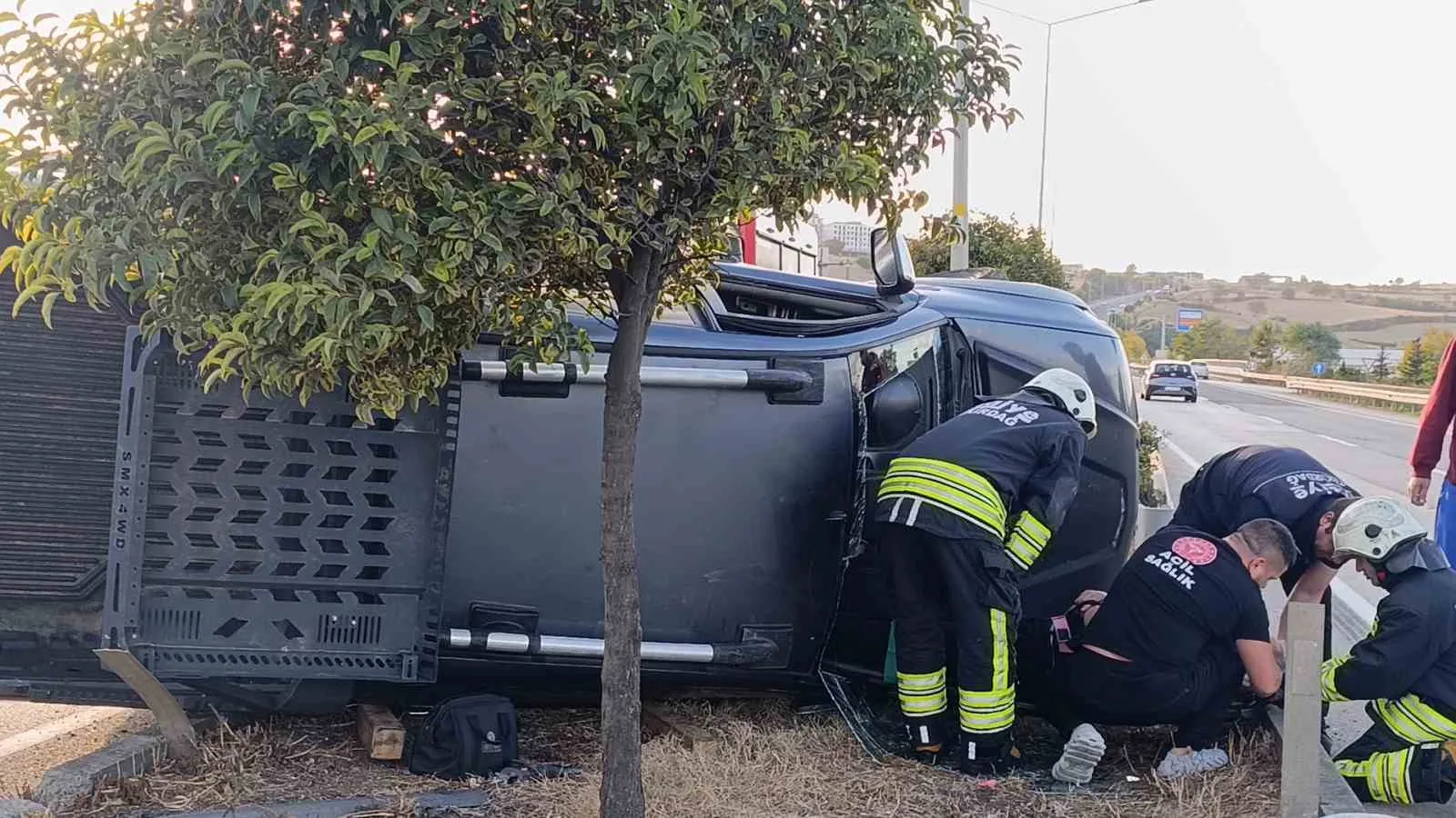 TEKİRDAĞ’IN SÜLEYMANPAŞA İLÇESİNDE FİLM SAHNELERİNİ ARATMAYAN OLAYDA, İDDİAYA GÖRE KULLANDIĞI ARAÇLA 2 YAYAYA ÇARPAN SÜRÜCÜ, OLAY YERİNDEN UZAKLAŞTI. ÇEVRE YOLU’NDA İSTANBUL İSTİKAMETİNDE İLERLEDİĞİ SIRADA 2 ARACA DAHA ÇARPARAK KAZAYA KARIŞTI. İKİ AYRI KAZADA TOPLAM 4 KİŞİ YARALANIRKEN, ARACI KULLANAN SÜRÜCÜ E.G POLİS EKİPLERİNCE YAKALANDI.