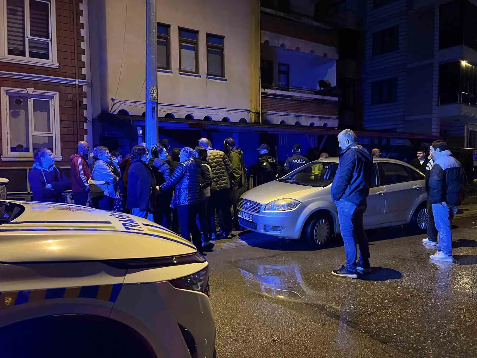 İZMİT İLÇESİNDE TEMEL KAZISI YAPILAN ALANDA MEYDANA GELEN TOPRAK KAYMASI NEDENİYLE 2 BİNA TEDBİR AMACIYLA TAHLİYE EDİLDİ.