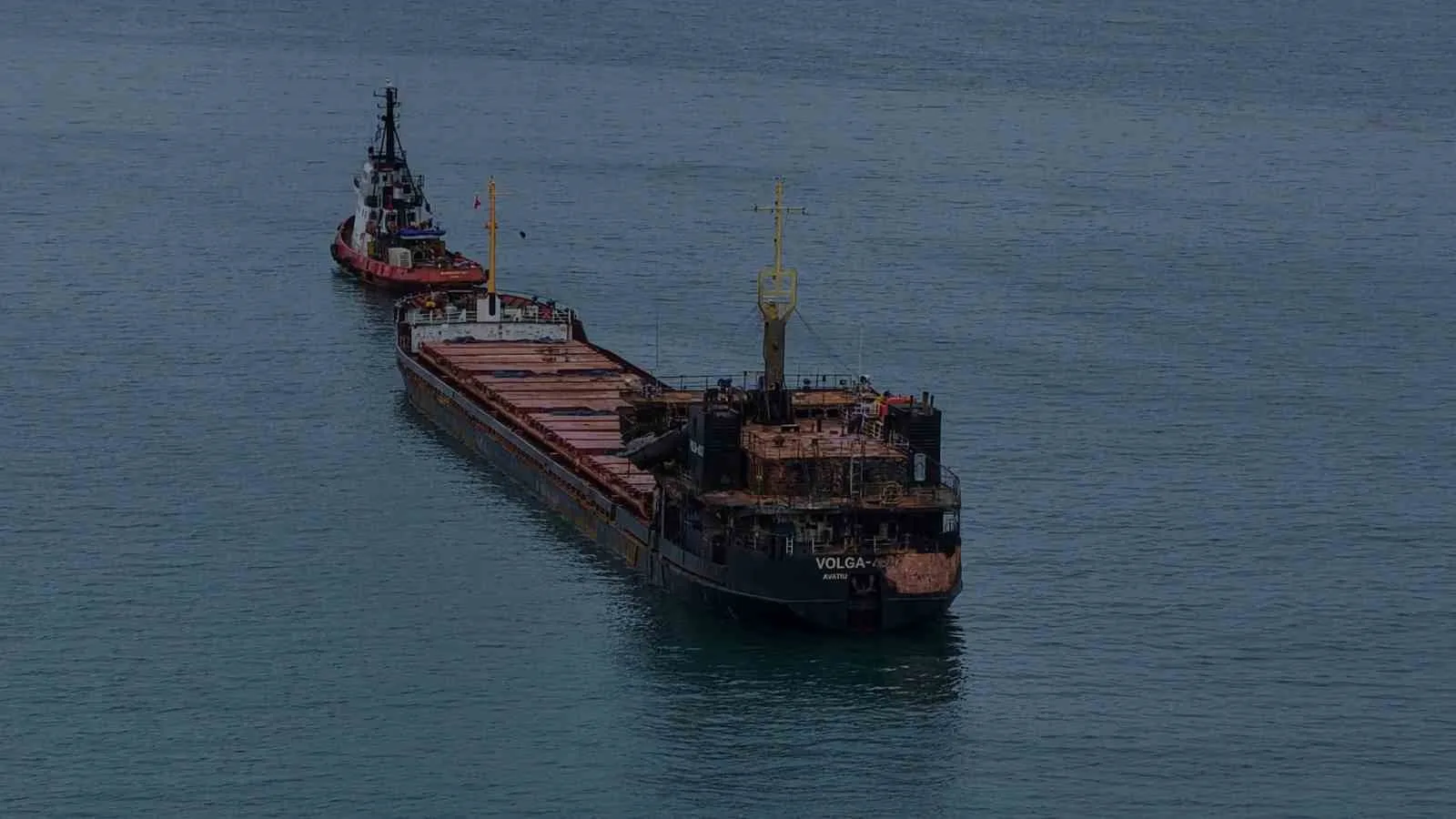 RUSYA-UKRAYNA SAVAŞI NEDENİYLE KARADENİZ’DE DRON SALDIRILARININ HEDEFİ OLAN TİCARİ GEMİLERDEN BİRİ DAHA TRABZON AÇIKLARINDA GÖRÜLDÜ. VOLGA-4007 İSİMLİ YÜK GEMİSİ, ALDIĞI HASARLARIN İZLERİYLE TRABZON AÇIKLARINA DEMİRLEDİ.