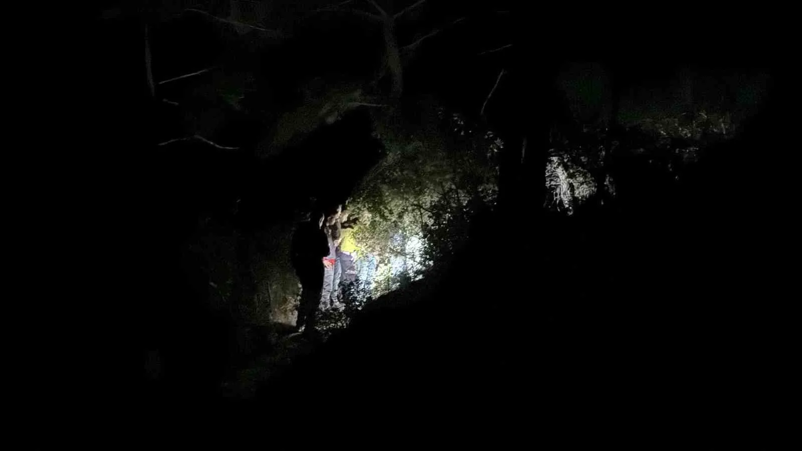 ANTALYA’NIN GAZİPAŞA İLÇESİNDE 20 YAŞINDAKİ GENÇ YOL KENARINDA ÖLÜ BULUNDU.