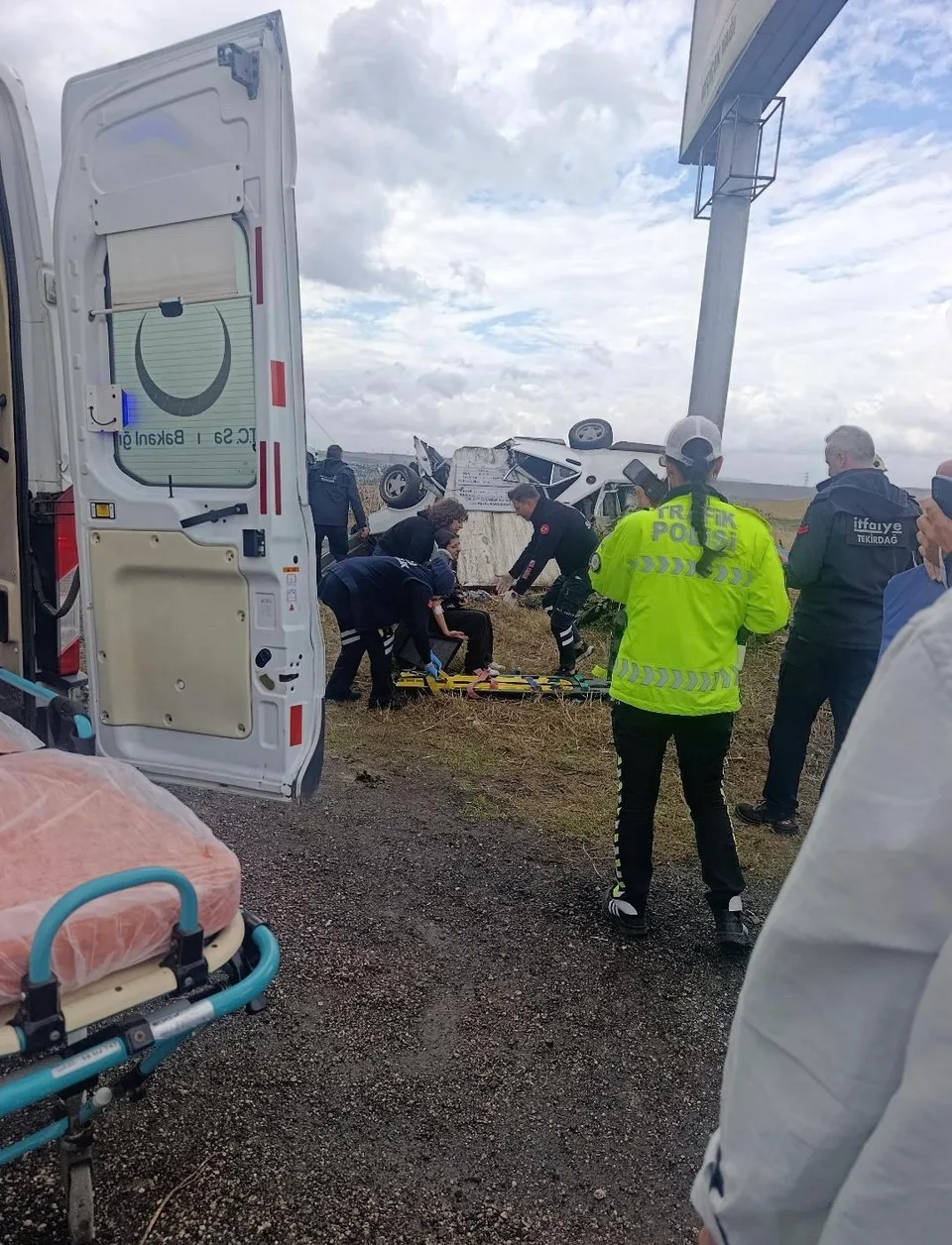 İTFAİYE EKİPLERİNİN ÇALIŞMASIYLA ARAÇTAN ÇIKARILAN YARALILAR, SAĞLIK EKİPLERİNİN İLK MÜDAHALESİNİN ARDINDAN AMBULANSLARLA HASTANEYE KALDIRILDI.