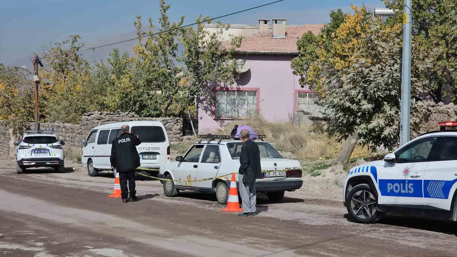 KAYSERİ'NİN HACILAR İLÇESİNDE EVİNDE FENALAŞAN VE YAKINLARI TARAFINDAN HASTANEYE GÖTÜRÜLEN YAŞLI KADIN ARAÇ İÇERİSİNDE VEFAT ETTİ.