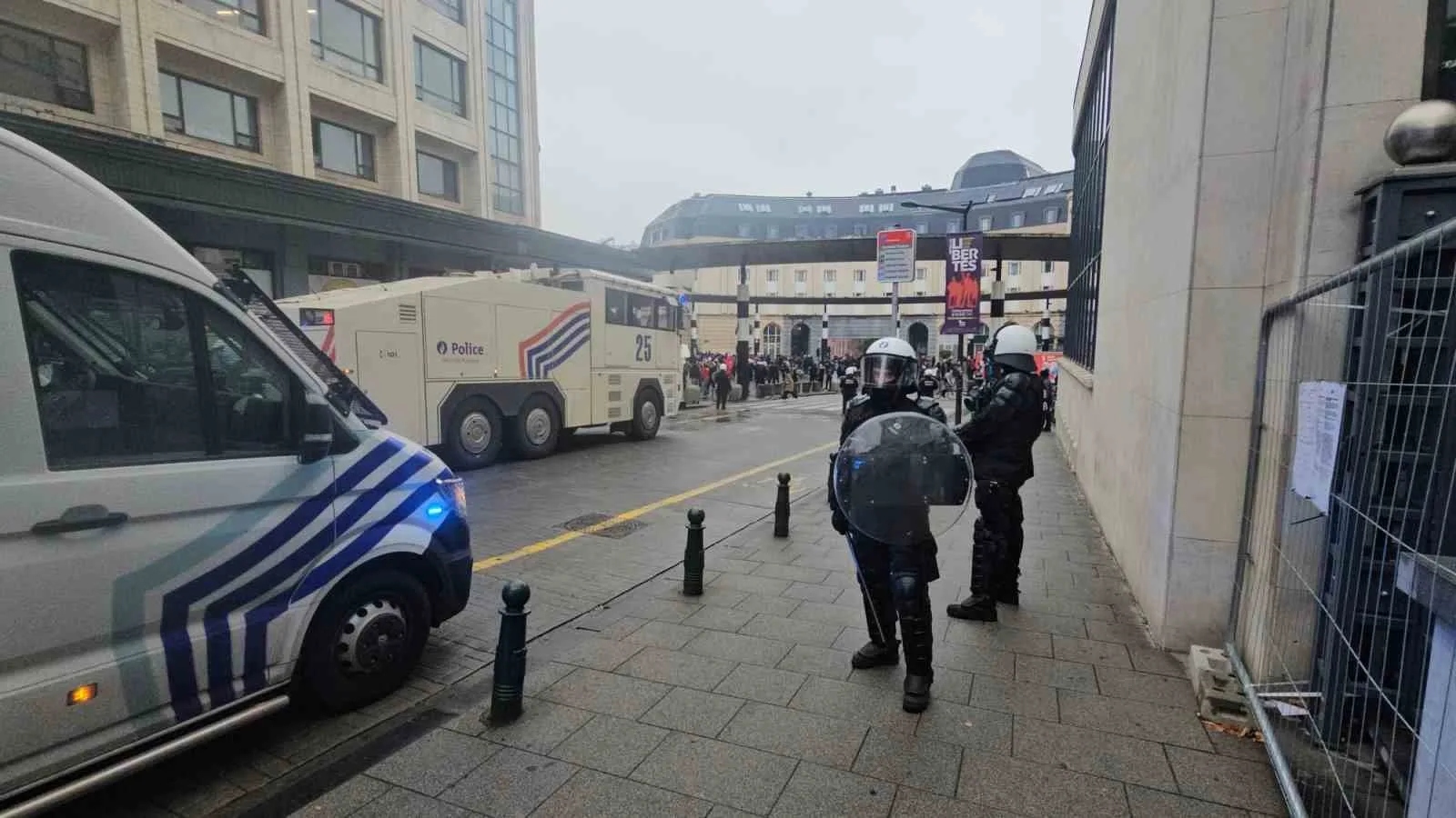 BELÇİKA'DA HÜKÜMETİN 2029 YILINA KADAR İHTİYACI OLAN 10 MİLYAR EUROYU BULMAK İÇİN HAZIRLADIĞI KEMER SIKMA POLİTİKALARI PROTESTO EDİLDİ. ÖĞRENCİ GRUPLARININ DA KATILDIĞI PROTESTOLARDA POLİS VE GÖSTERİCİLER ARASINDA YAŞANAN ARBEDE ŞEHRİ SAVAŞ ALANINA ÇEVİRDİ.