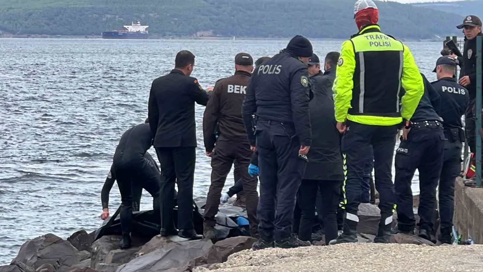 ÇANAKKALE’DE DENİZDE BİR CESET BULUNDU.
