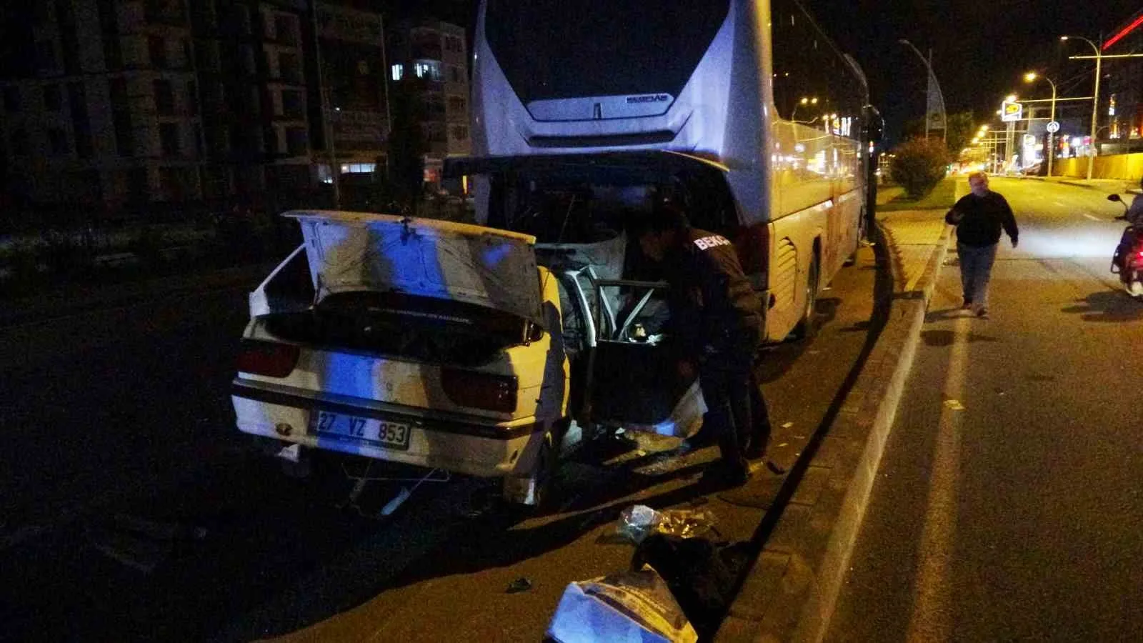 MALATYA’DA OTOBÜSE ÇARPIP ALTINA GİREN OTOMOBİLDEKİ 3 KİŞİ YARALANDI