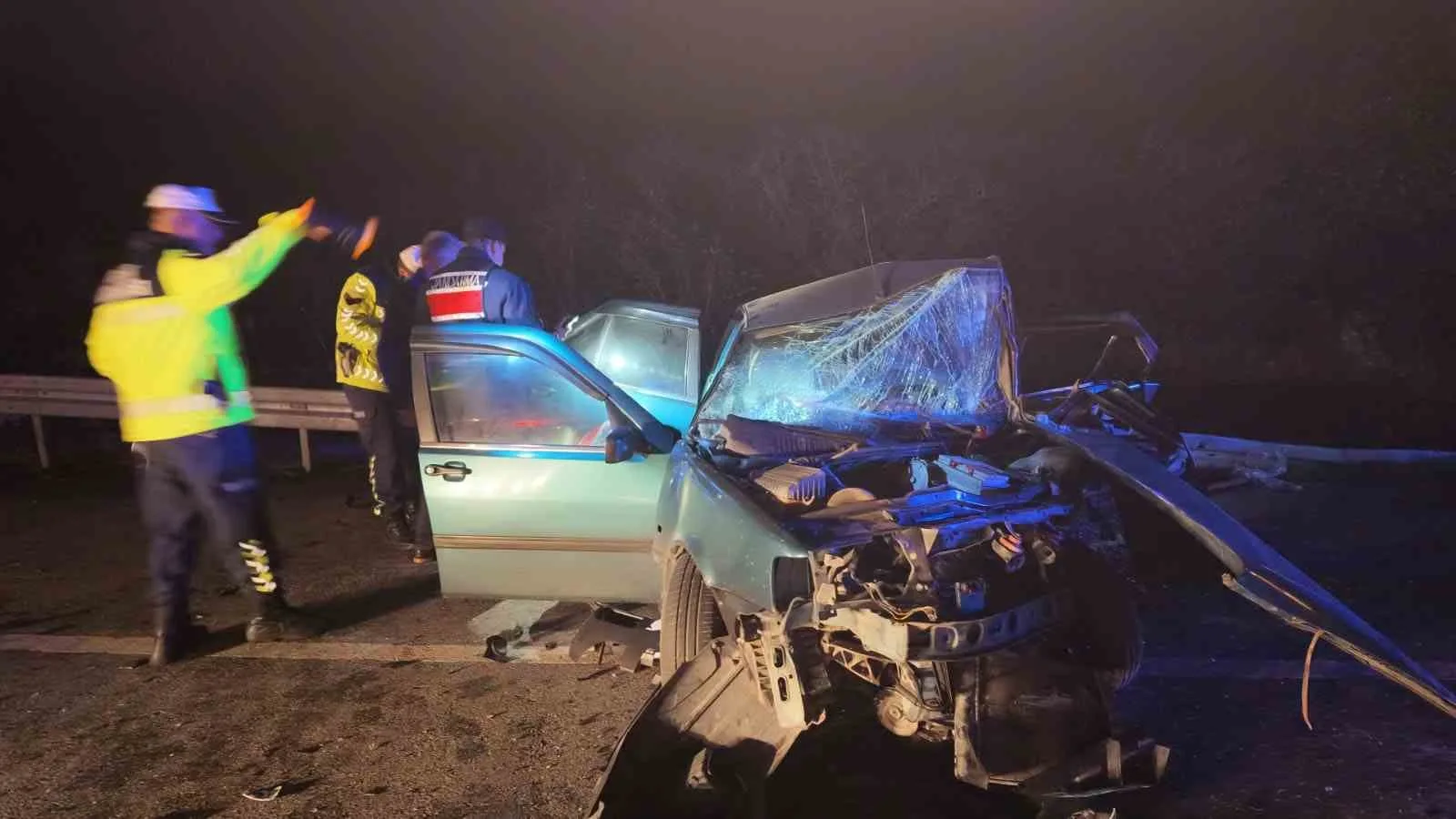 DÜZCE’NİN AKÇAKOCA İLÇESİNDE İKİ ARACIN KAFA KAFAYA ÇARPIŞTIĞI KAZADA 5 KİŞİ YARALANDI. YARALILAR AMBULANSLARLA HASTANEYE KALDIRILDI.