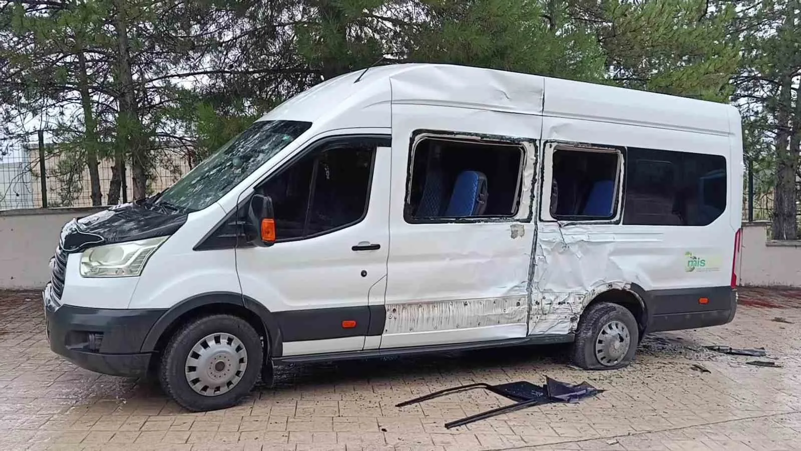 AMASYA'DA HALK OTOBÜSÜ İLE SERVİS MİNİBÜSÜ ÇARPIŞTI. KAZADA 4 ÜNİVERSİTE ÖĞRENCİSİ YARALANDI.